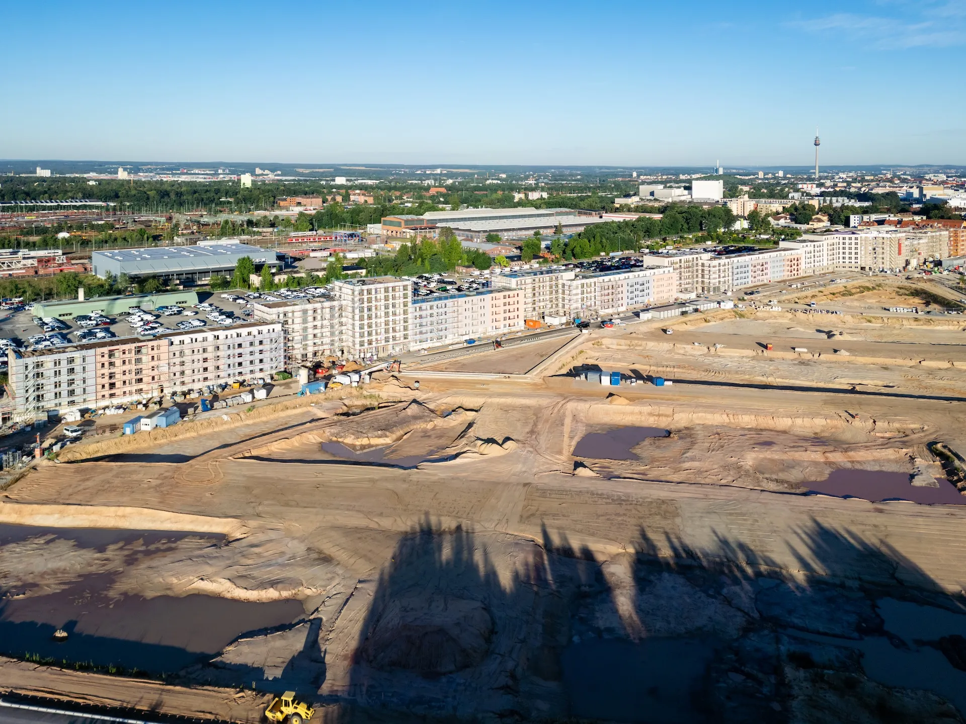 Luftaufnahme einer Großbaustelle in Nürnberg, Baufortschritt aus der Vogelperspektive dokumentiert