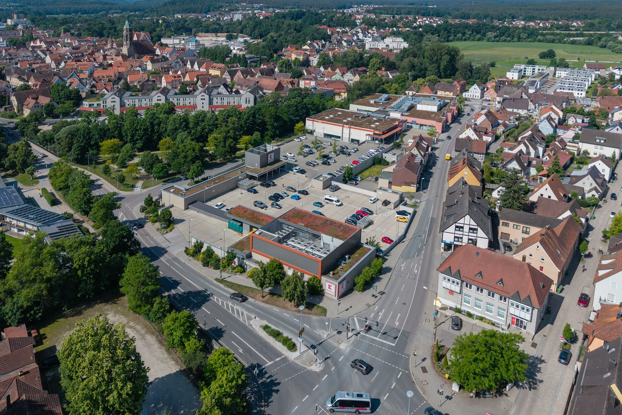 Luftaufnahme mit Stadtüberblick und Einkaufszentrum, Gelände und Umgebung aus der Vogelperspektive