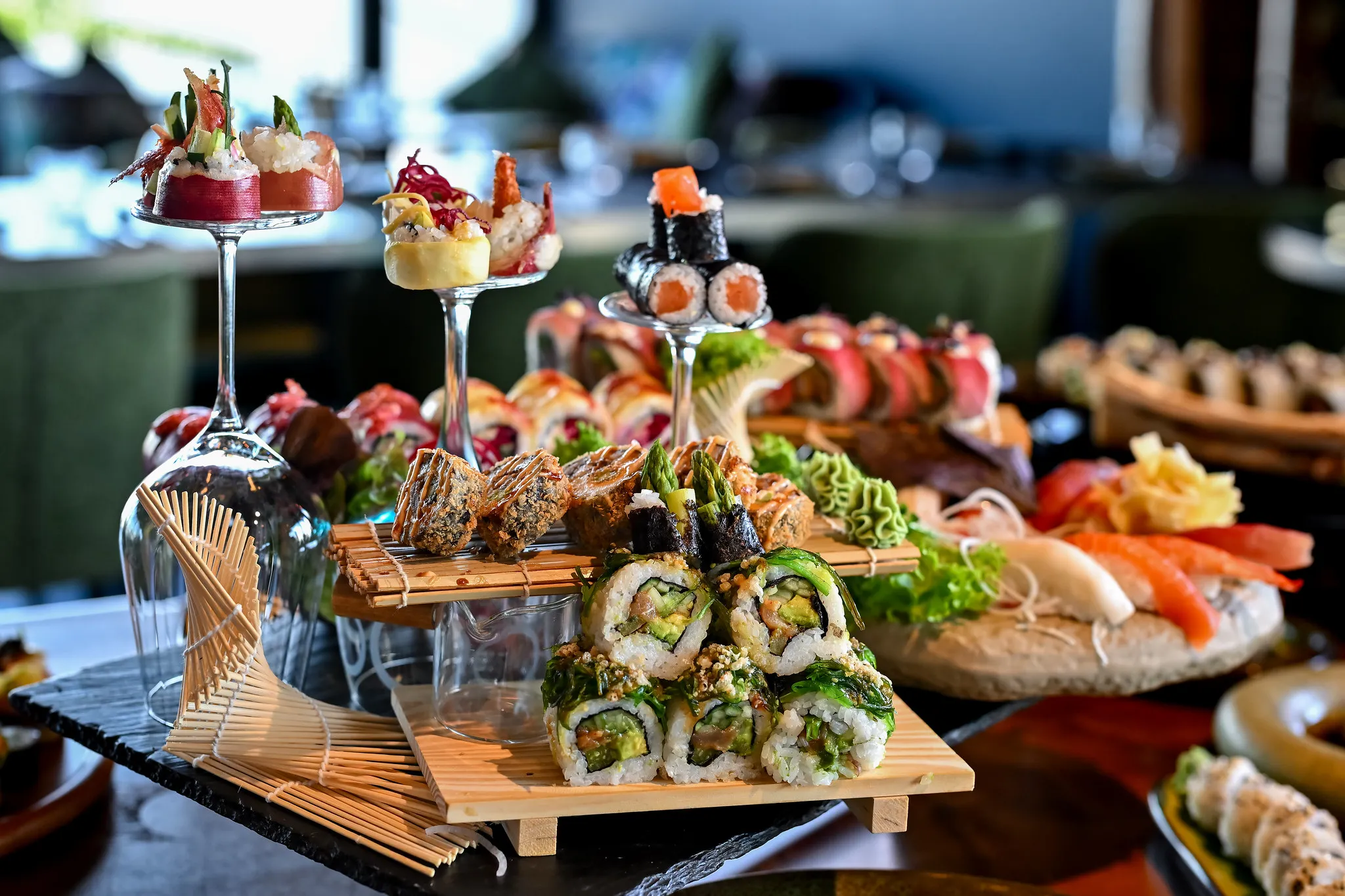 Sushi-Etagere mit Maki, Nigiri und Sashimi-Variationen, asiatische Foodfotografie Nürnberg.