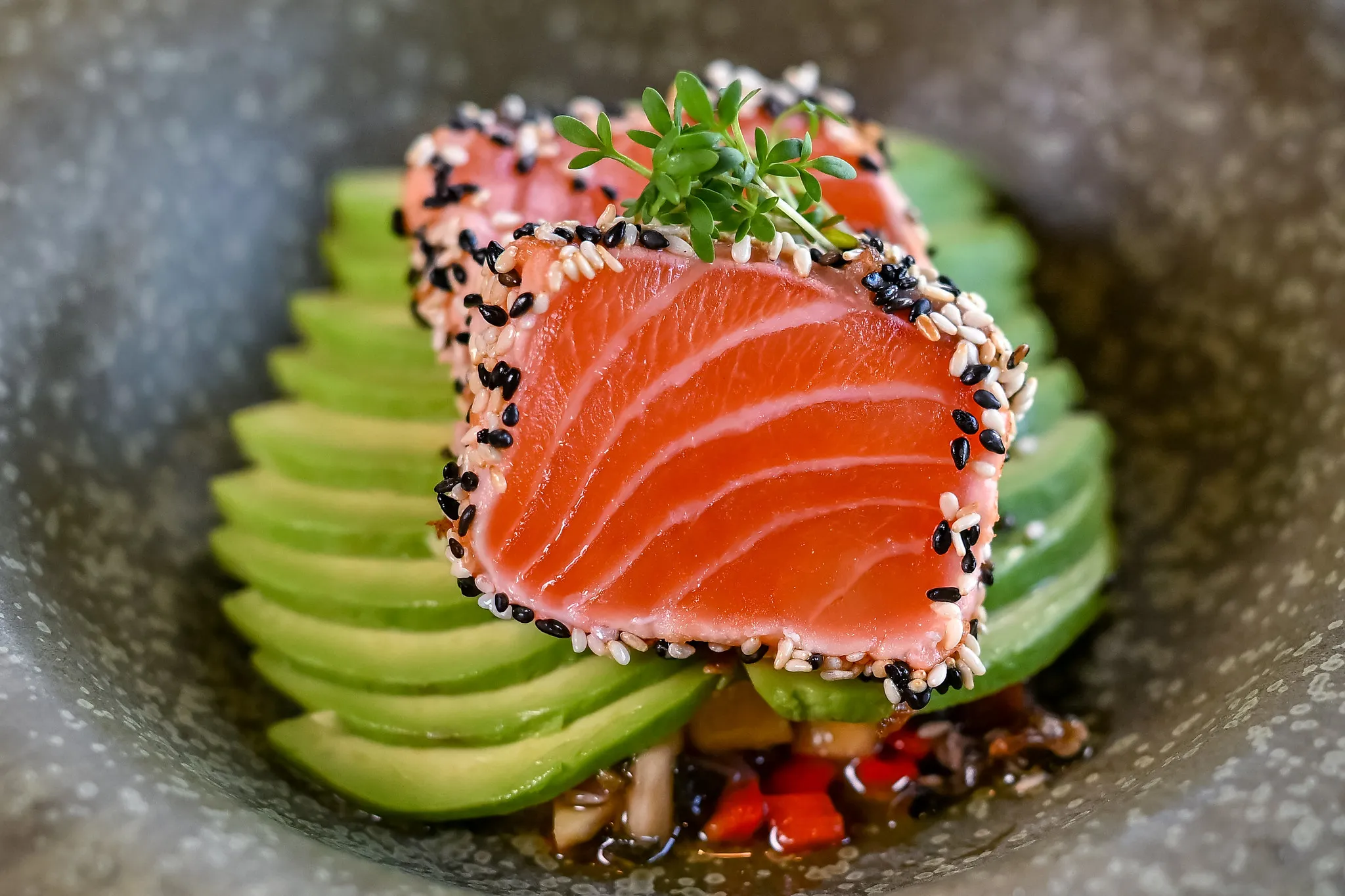 Roher Thunfisch mit Sesamkruste auf Avocadoscheiben, Food-Fotografie Nürnberg.