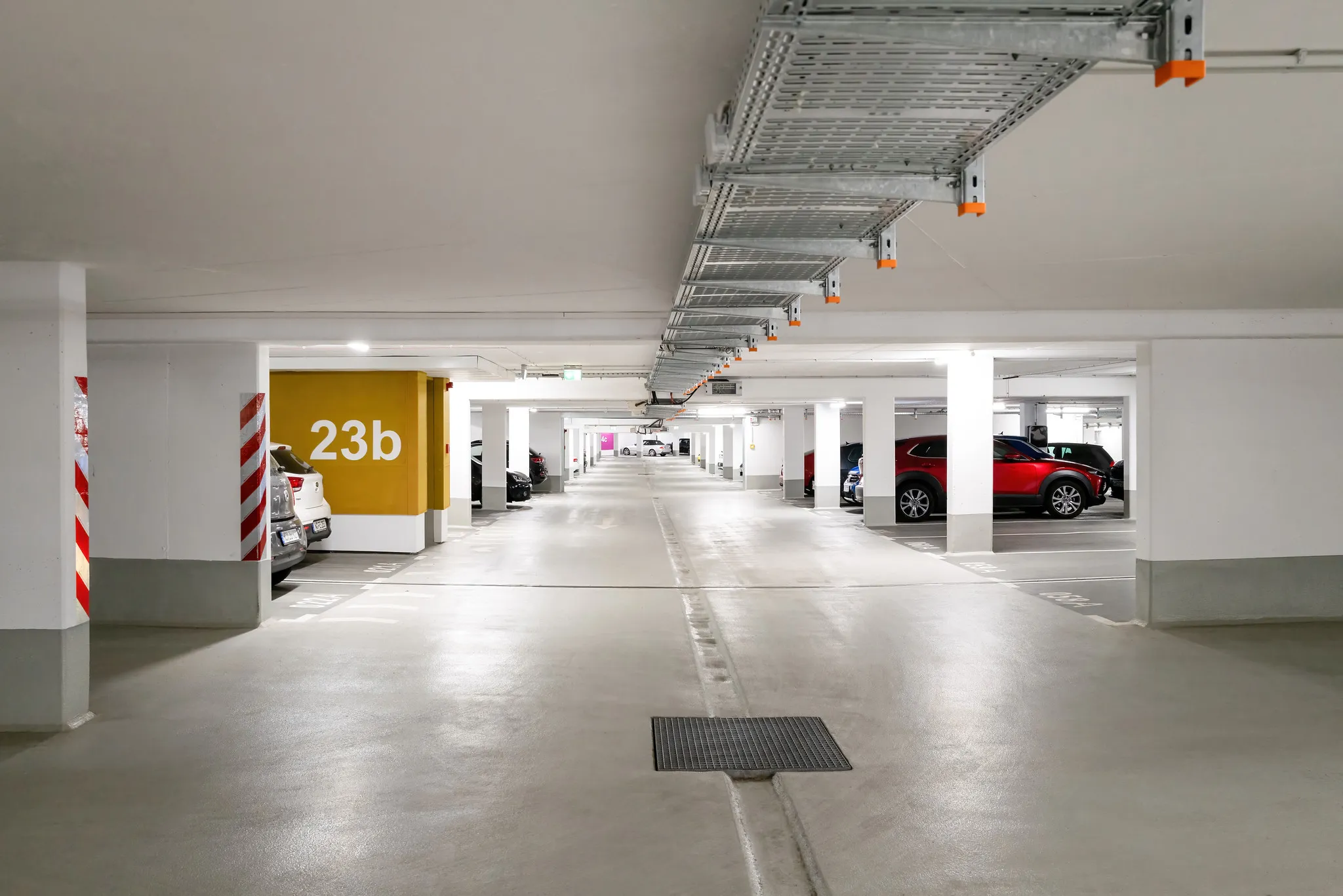 Helle Tiefgarage mit Stellplätzen im Bereich 23b.