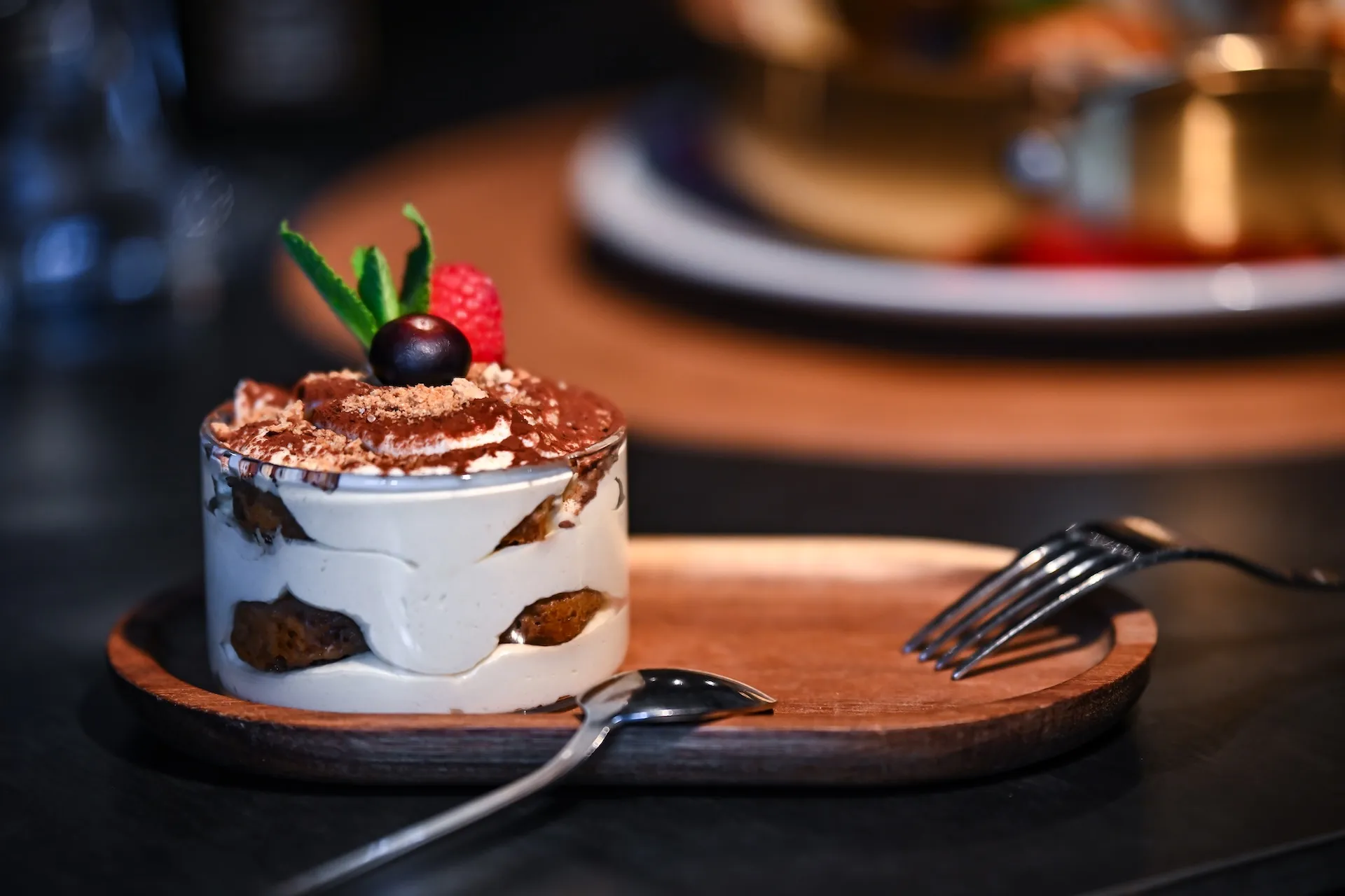 Tiramisu mit zwei Gabeln, Dessertgenuss zum Teilen.