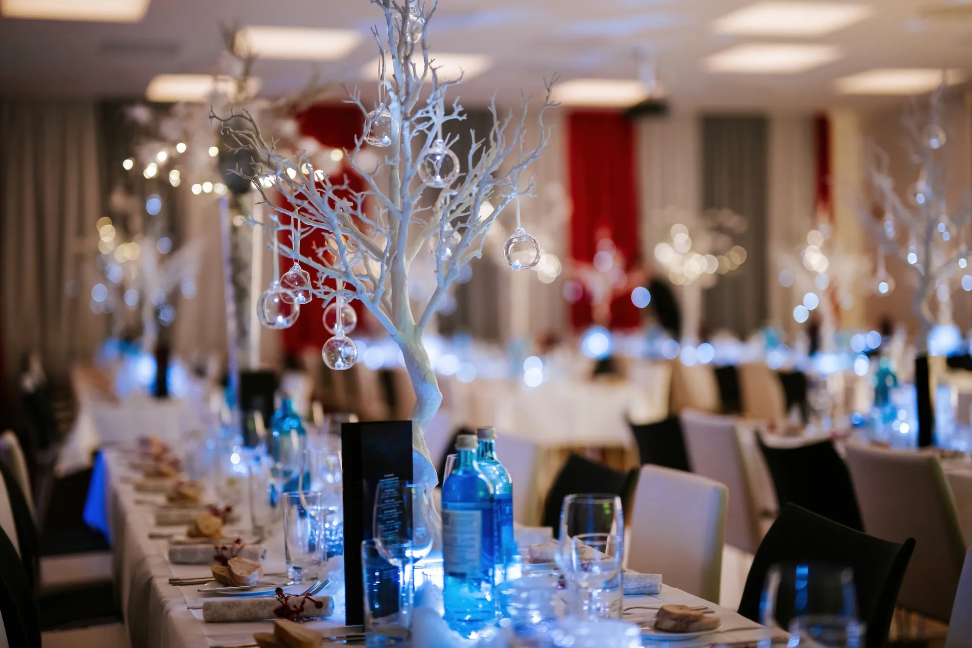Festlich gedeckter Tisch bei einer Weihnachtsfeier mit eleganter Dekoration