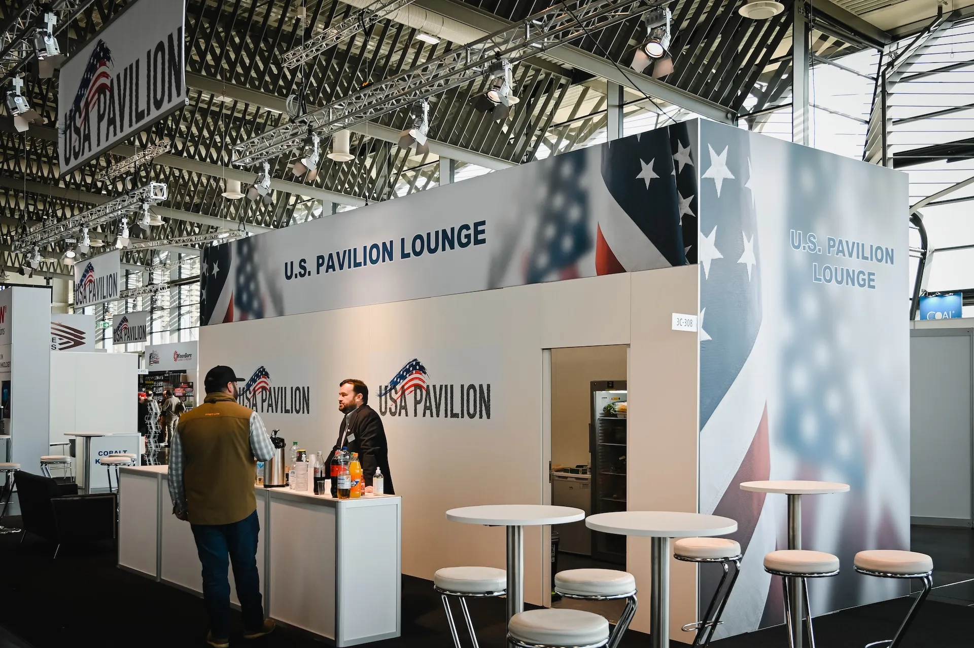 US Pavilion lounge at the trade fair, vibrant, authentic trade fair situation photographically captured.