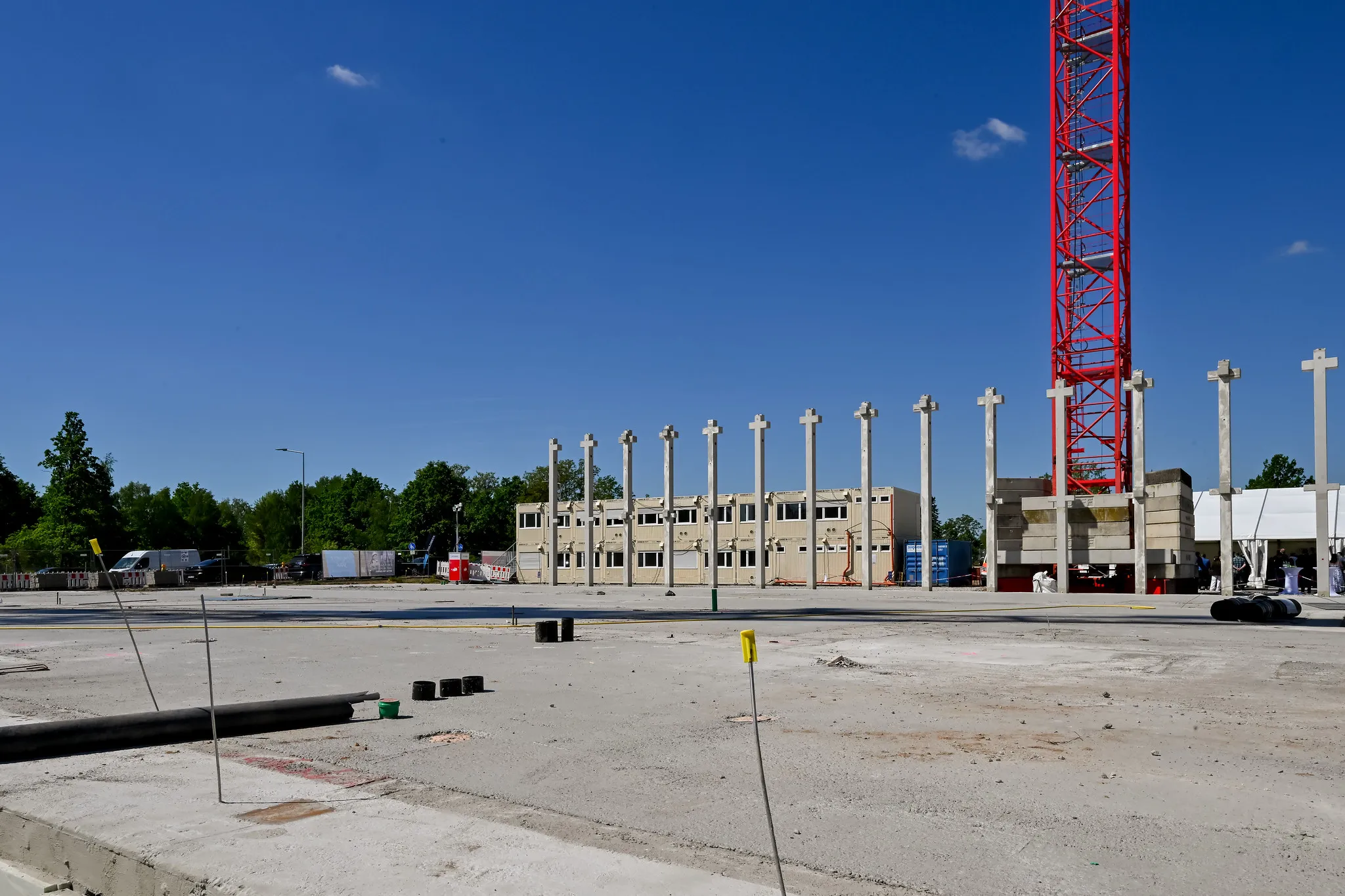 UTN Nürnberg Baustelle: Betonplatten, roter Kran und Weitblick