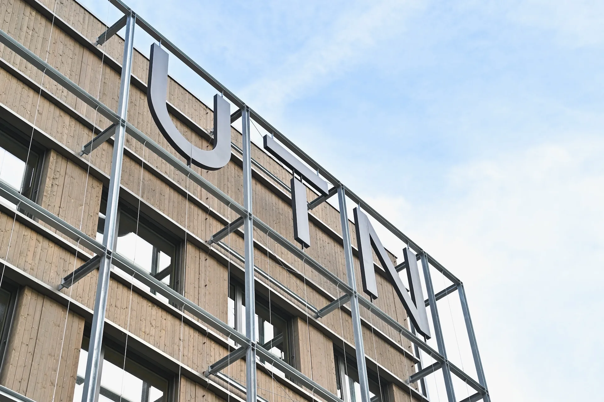 UTN Schriftzug am Gebäude