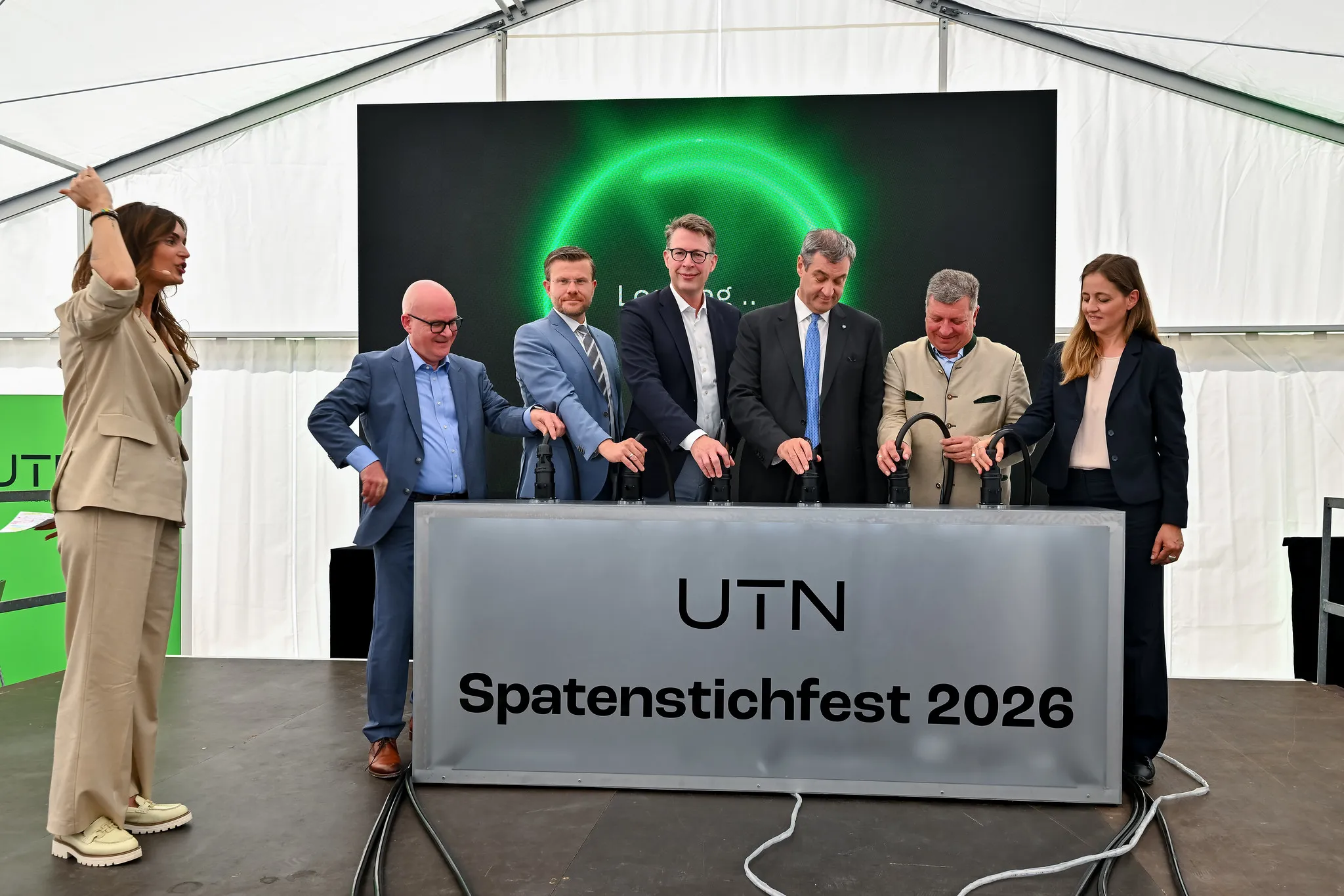 Gruppe drückt gemeinsam Knöpfe beim UTN-Spatenstichfest 2026