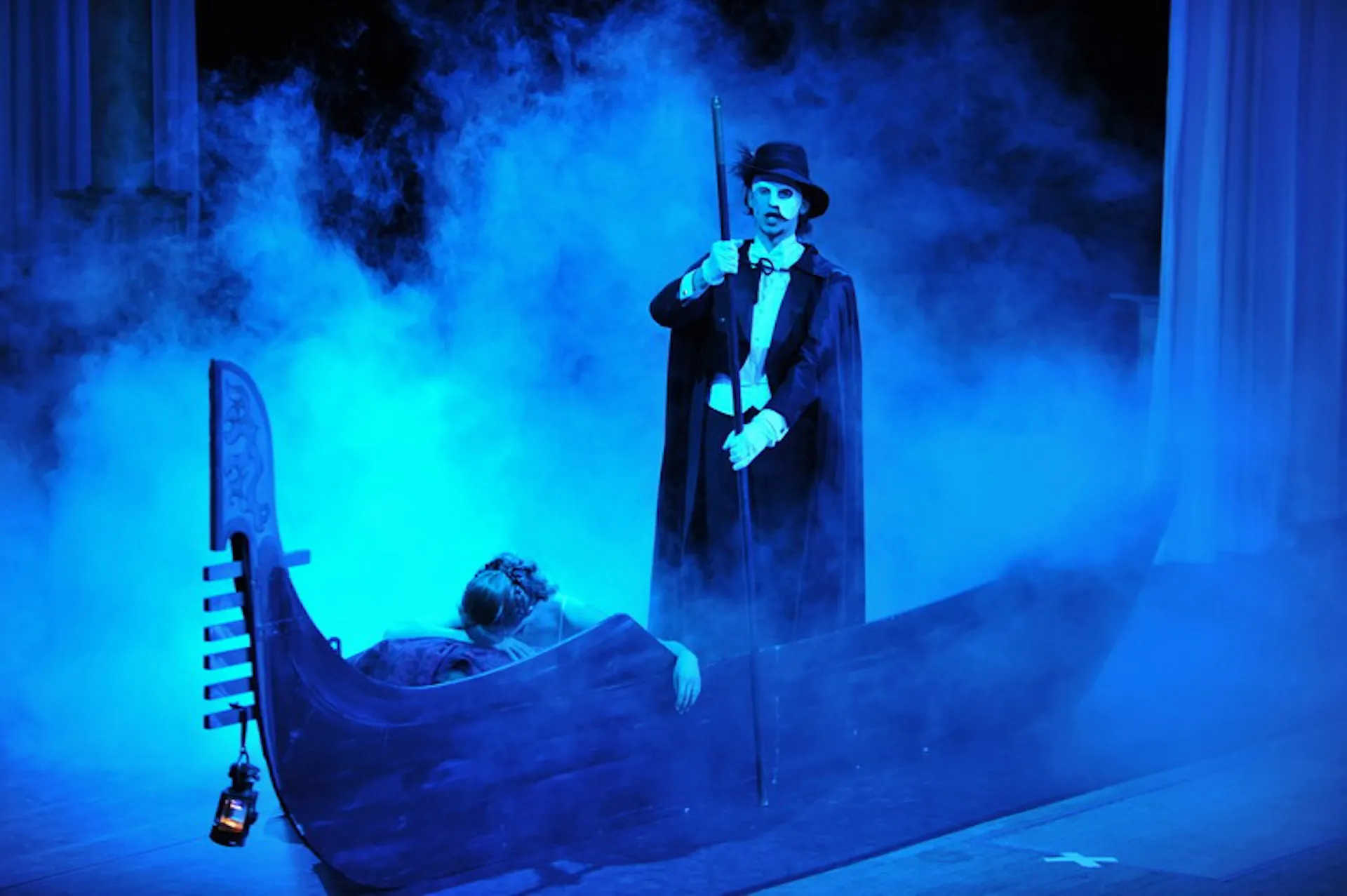 Theaterszene mit venezianischem Boot, lebendig eingefangen in der Kulturfotografie.