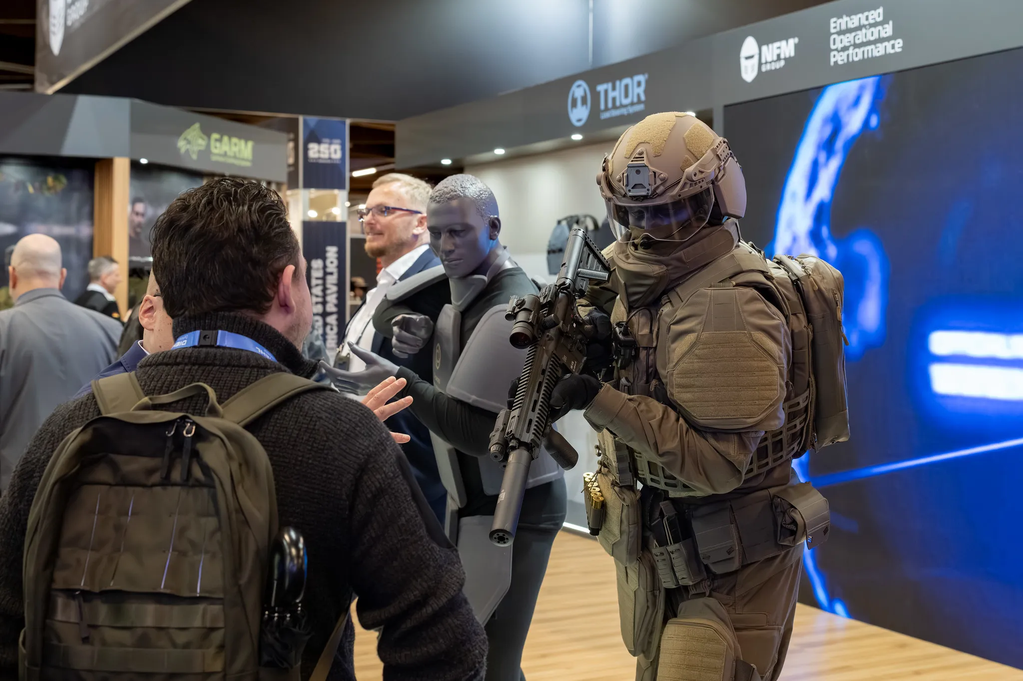 Vollausgerüsteter Soldat präsentiert Einsatzausrüstung auf der Verteidigungsmesse in Nürnberg.