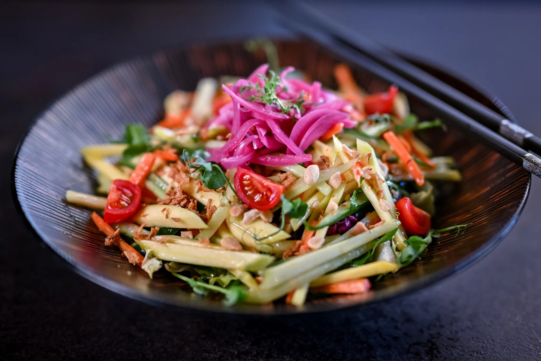 Vietnamesischer Mangosalat mit Erdnüssen, Röstzwiebeln und eingelegten roten Zwiebeln, Foodfotografie Nürnberg.