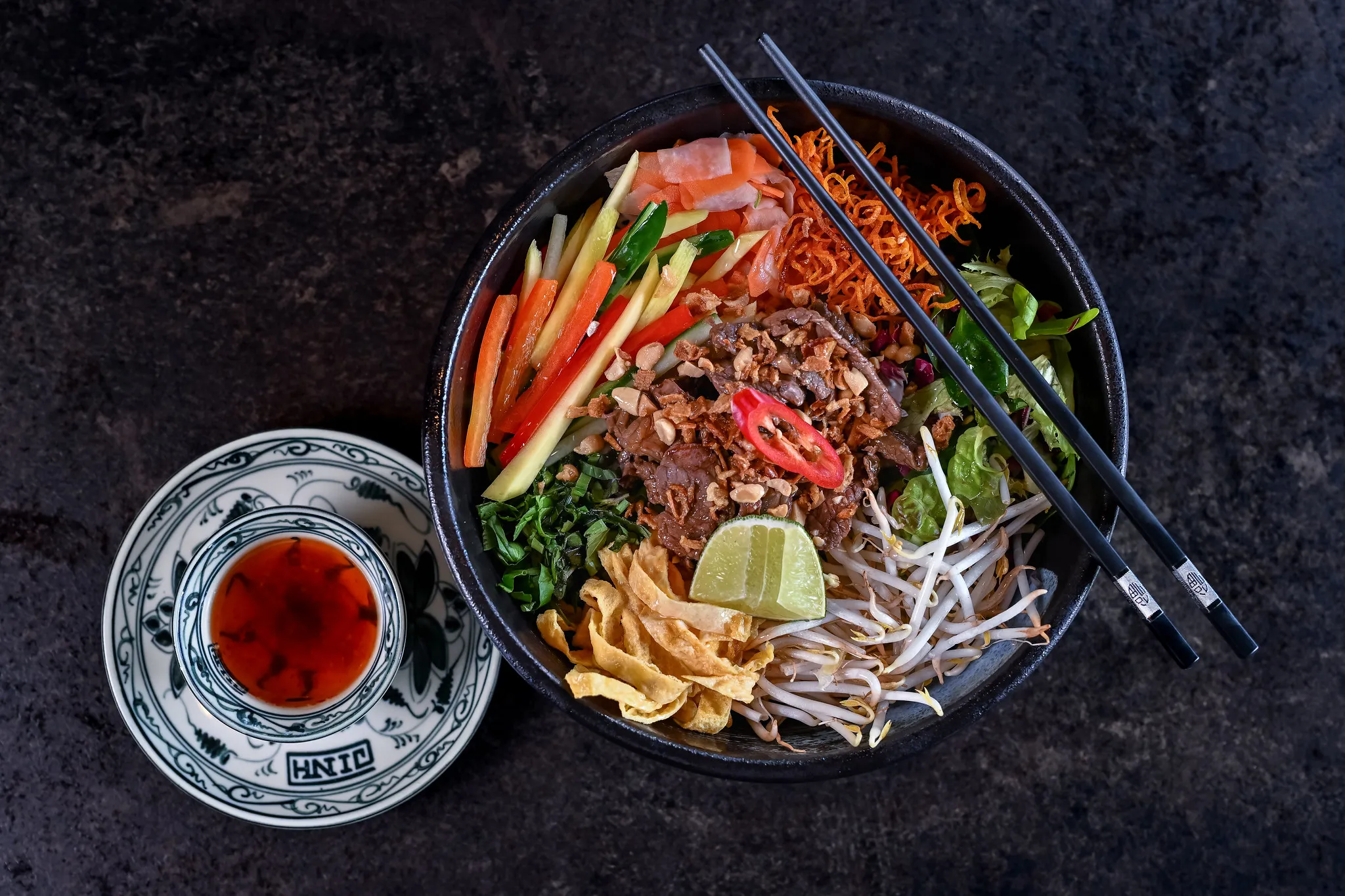 Vietnamesischer Reisnudelsalat mit Rindfleisch, Sojasprossen und Dipsauce.