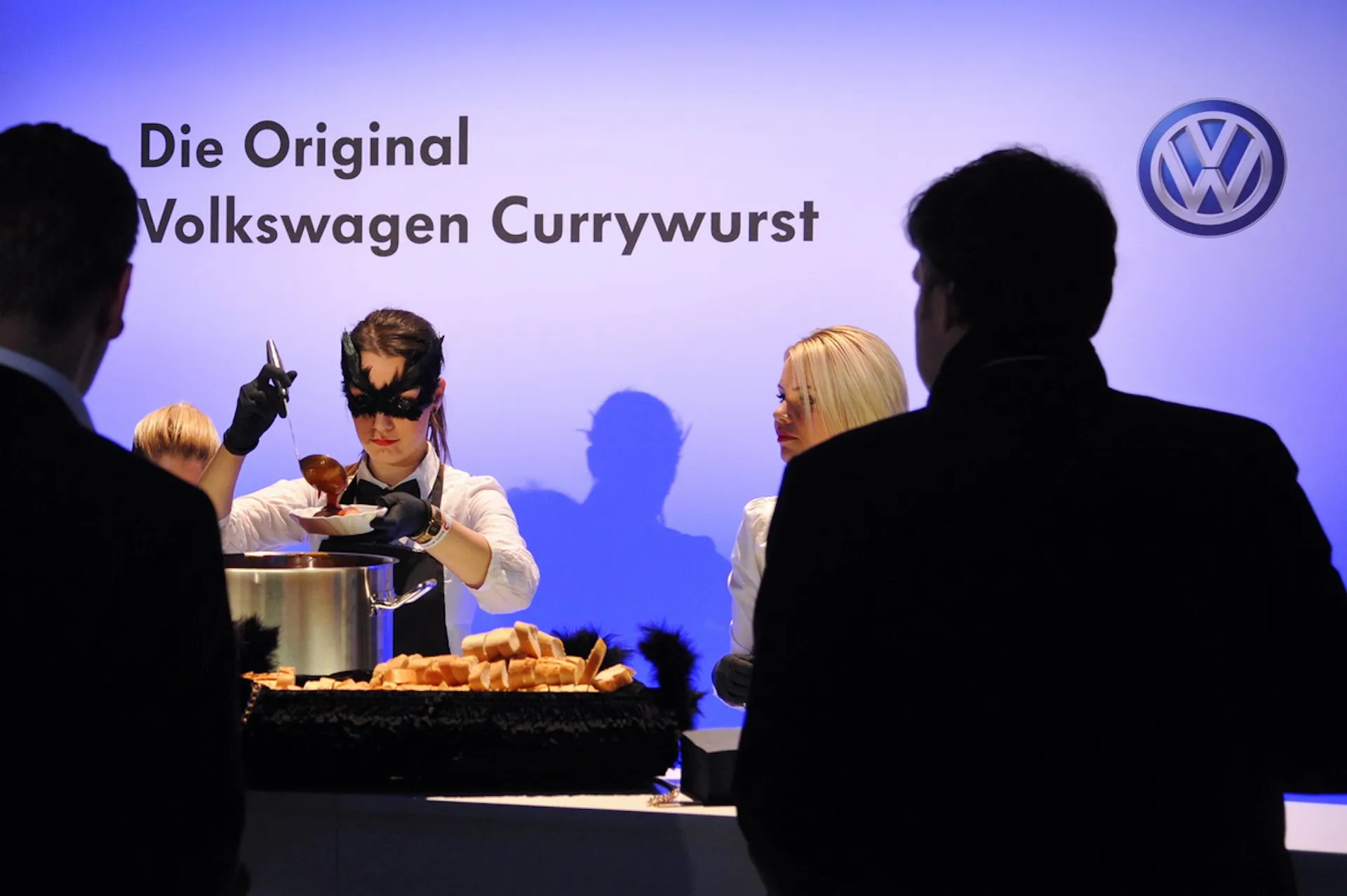 Volkswagen Currywurst, kultig serviert beim Mitarbeiterevent.
