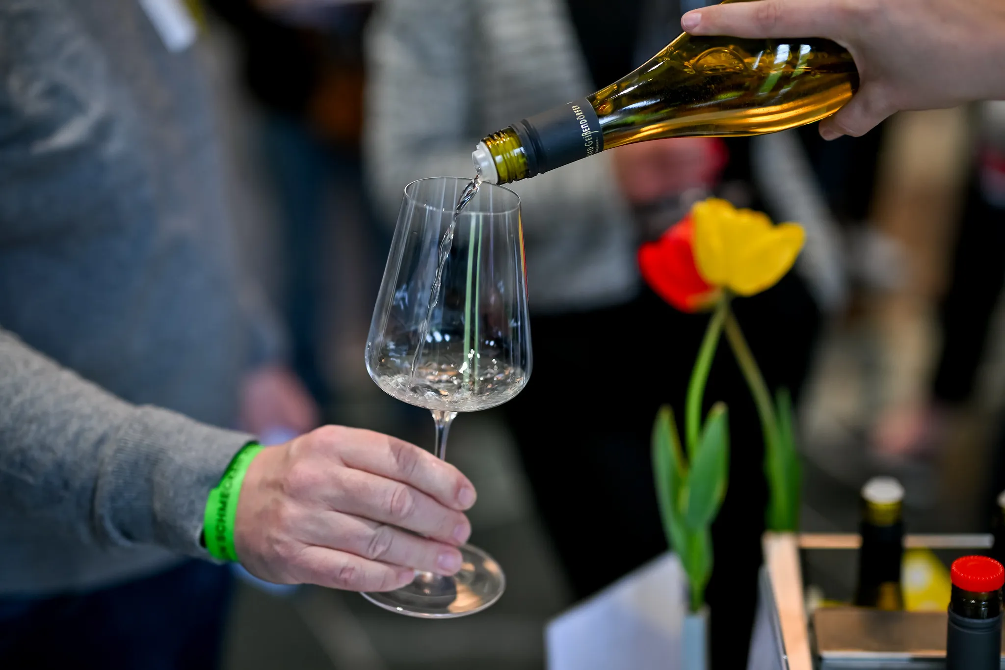 Nahaufnahme: Wein wird bei Verkostungsveranstaltung eingeschenkt