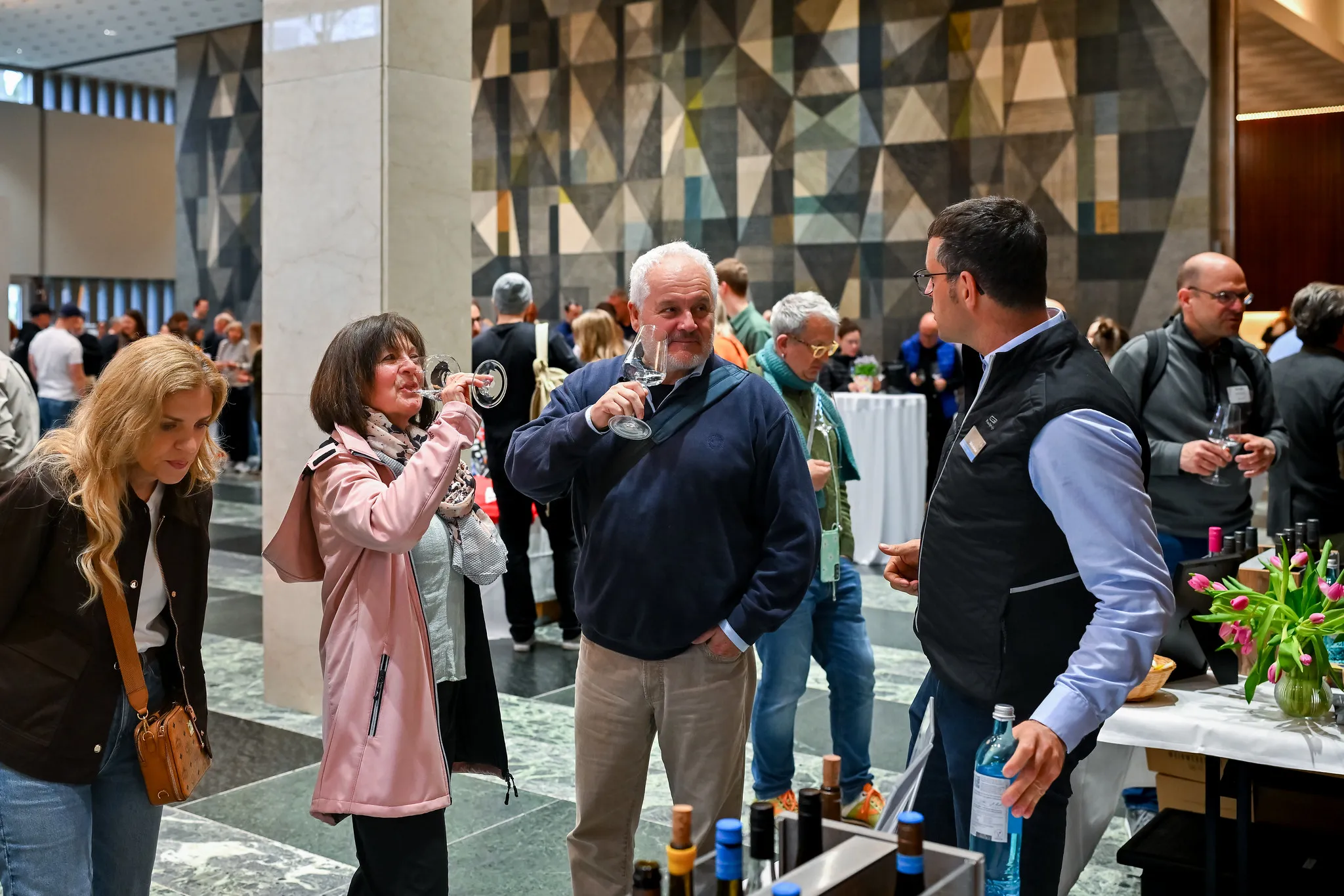 Weinverkostung im Foyer beim Stehempfang, Eventfotografie