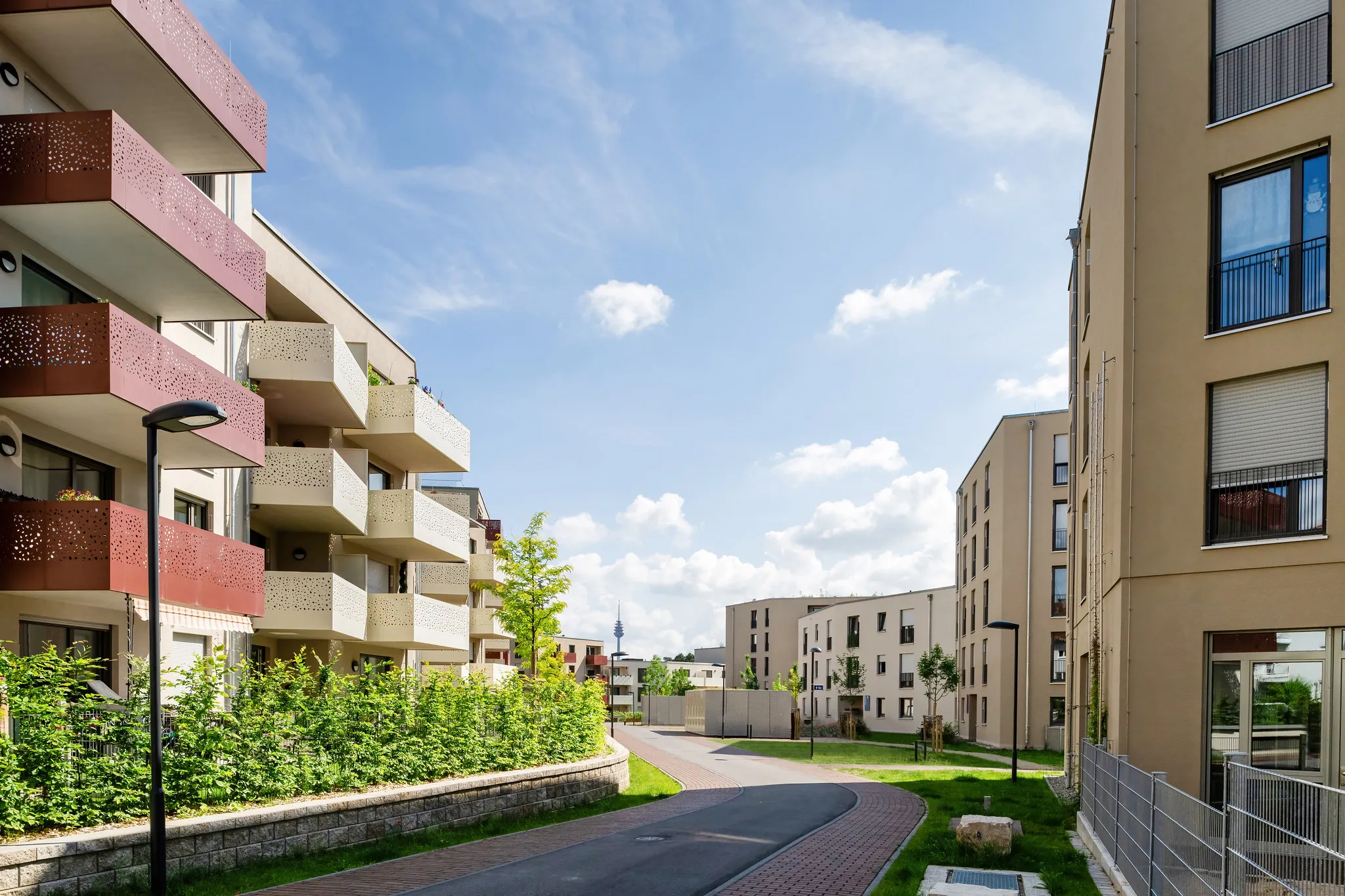 Wohnquartier mit farbigen Balkonen im Tageslicht, Lichtplanung für Immobilienfotografie Nürnberg.