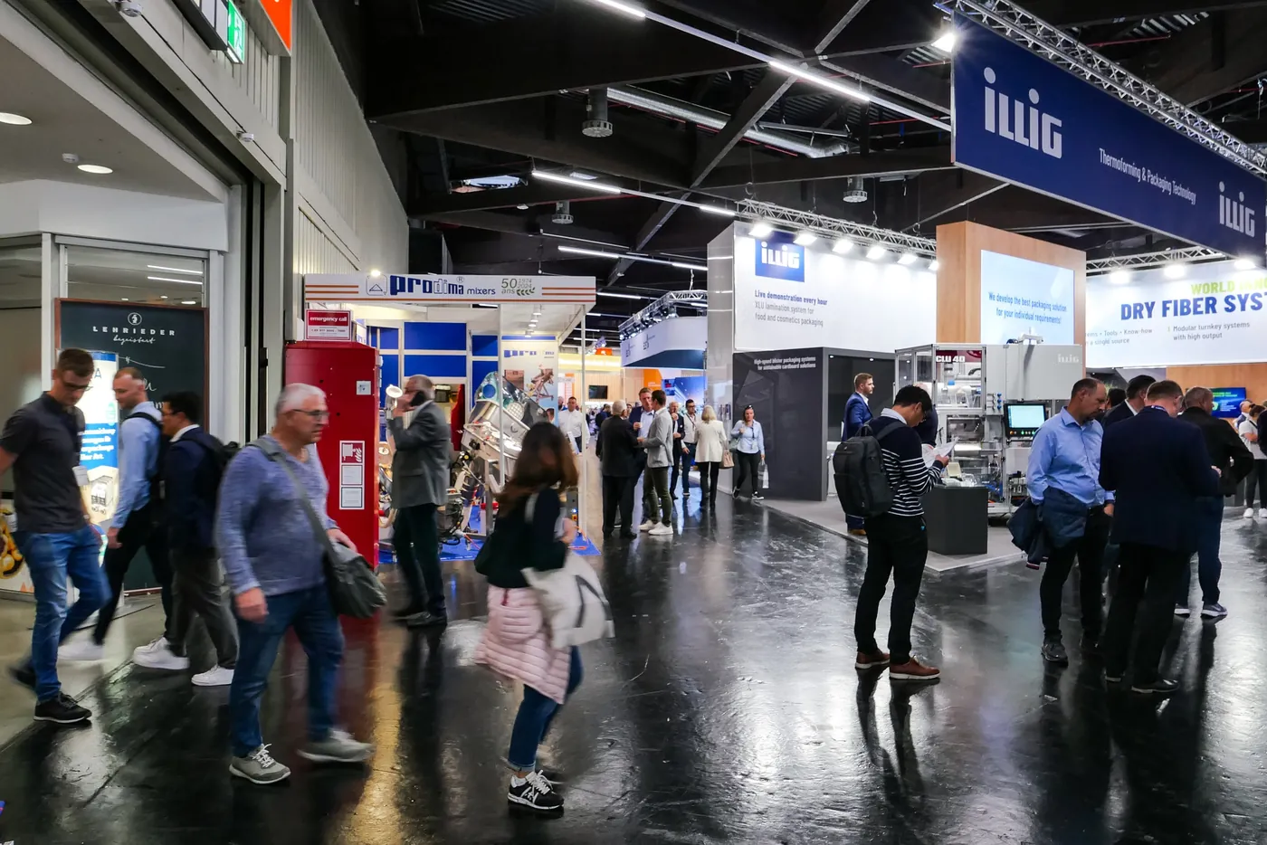 Hall aisle with visitors between the booths at FACHPACK in Nuremberg