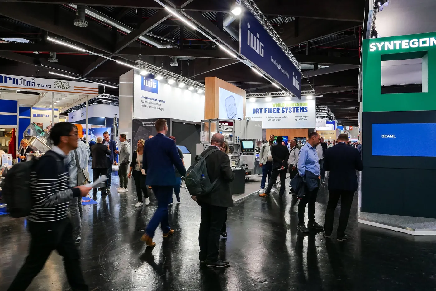 Busy hall aisle with booths and trade visitors at FACHPACK in Nuremberg