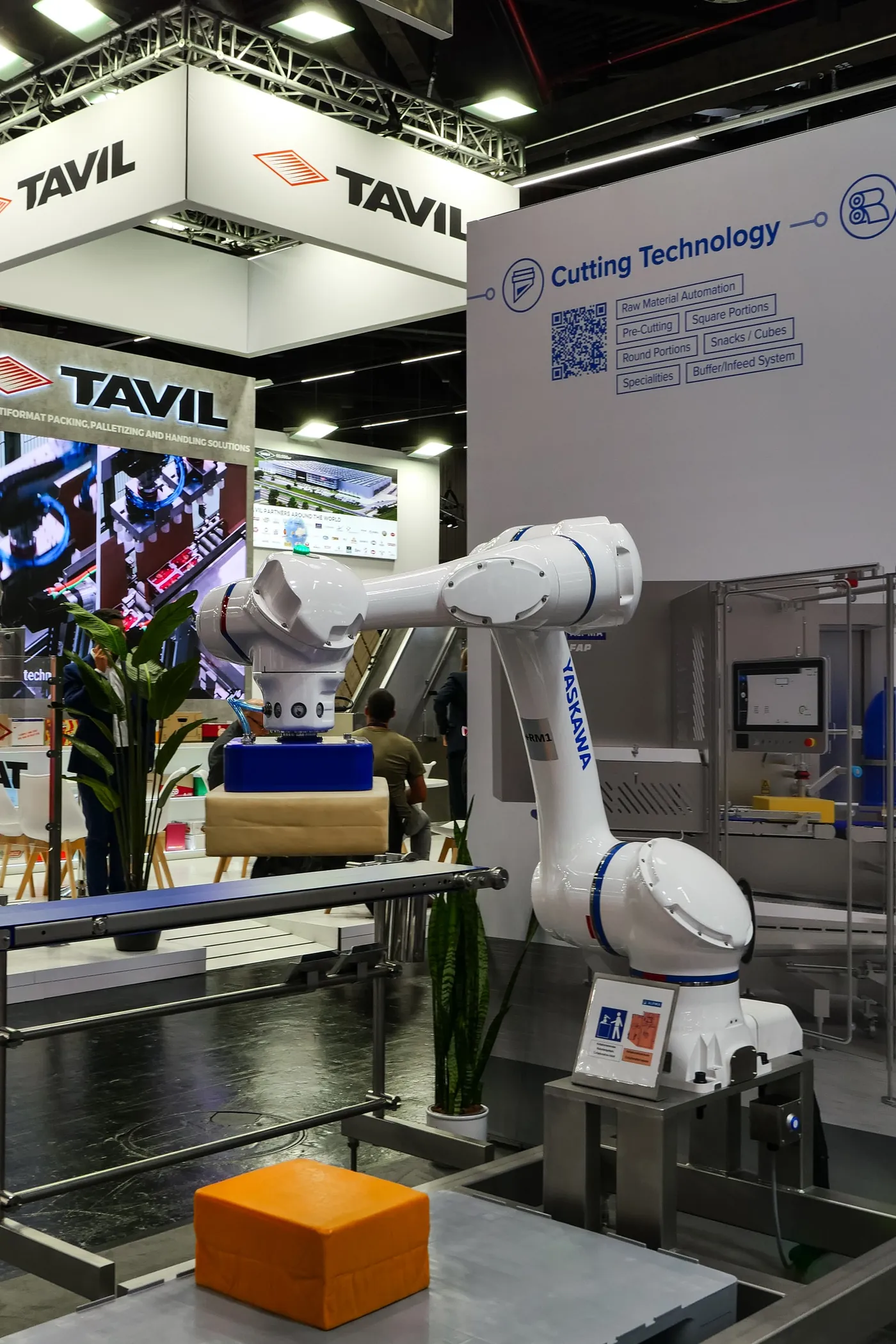 Robotic packaging cell as an exhibit at FACHPACK in Nuremberg