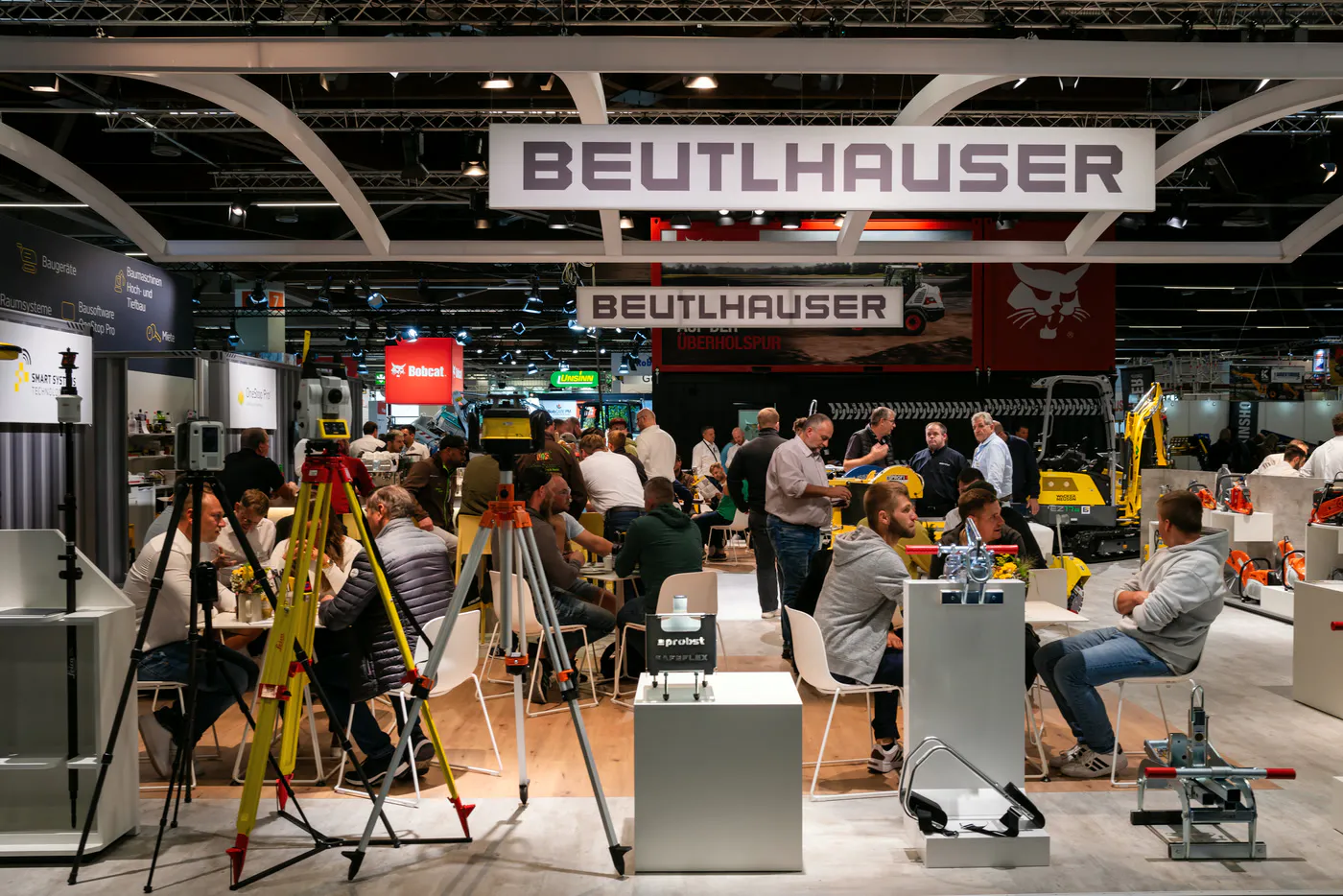 Consultation area at the Beutlhauser stand with meeting tables and trade visitors at GaLaBau in Nuremberg