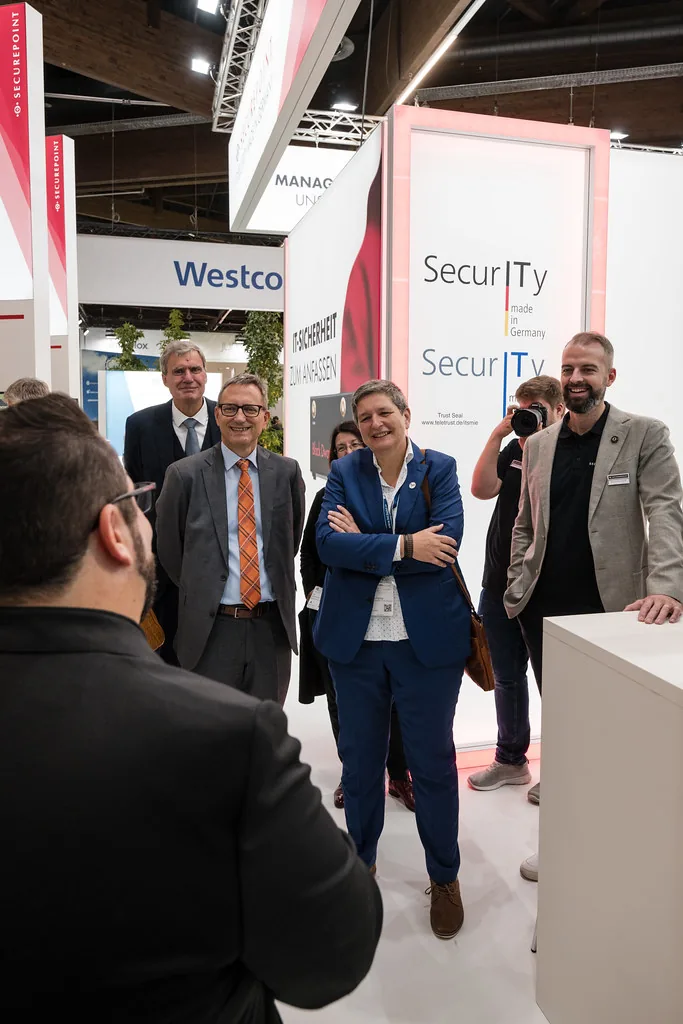 Expert conversation at a trade fair booth
