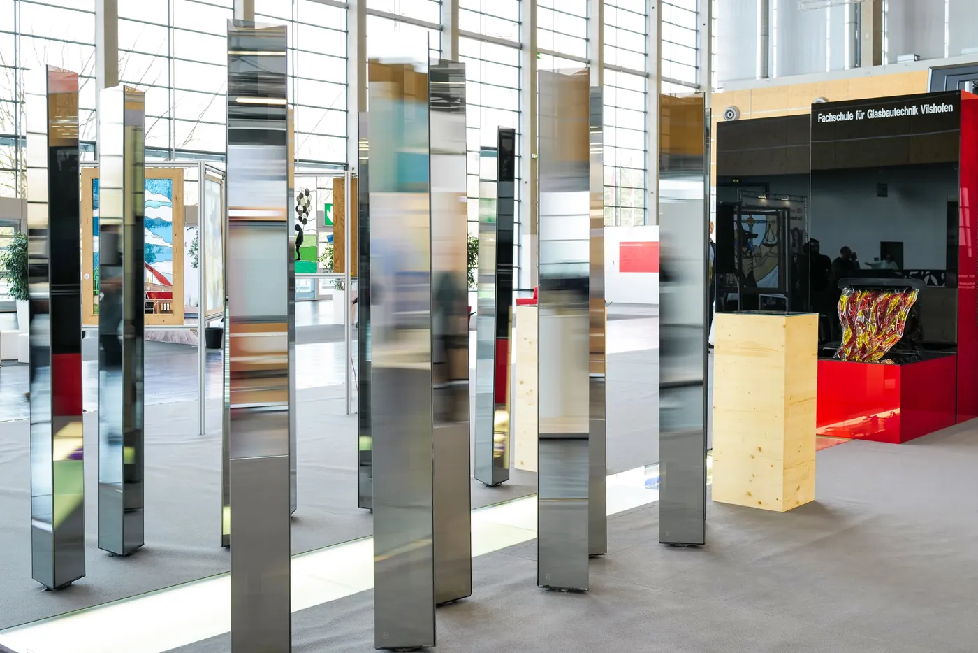 Mirrored columns as exhibits in an exhibition hall