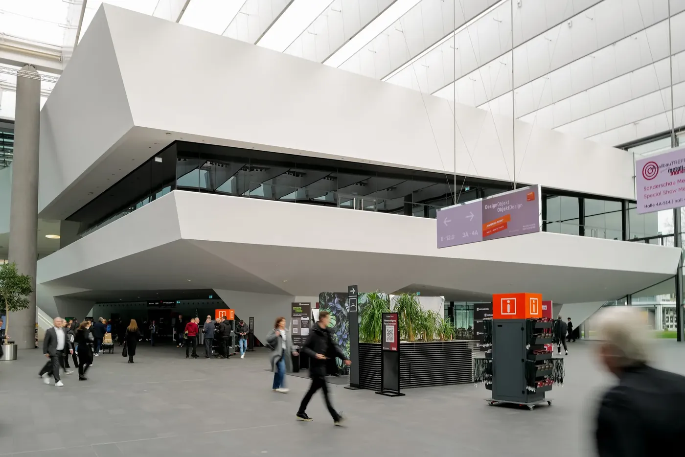 Eingangsatrium des Messezentrums Nürnberg mit Besucherstrom