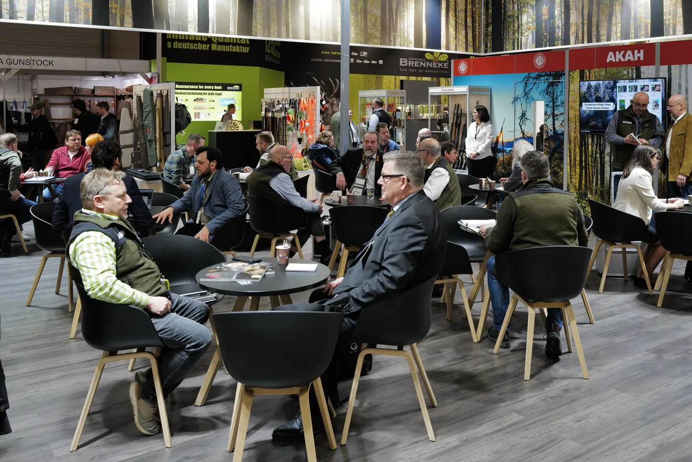 Besprechungsbereich mit Gesprächsgruppen am Messestand