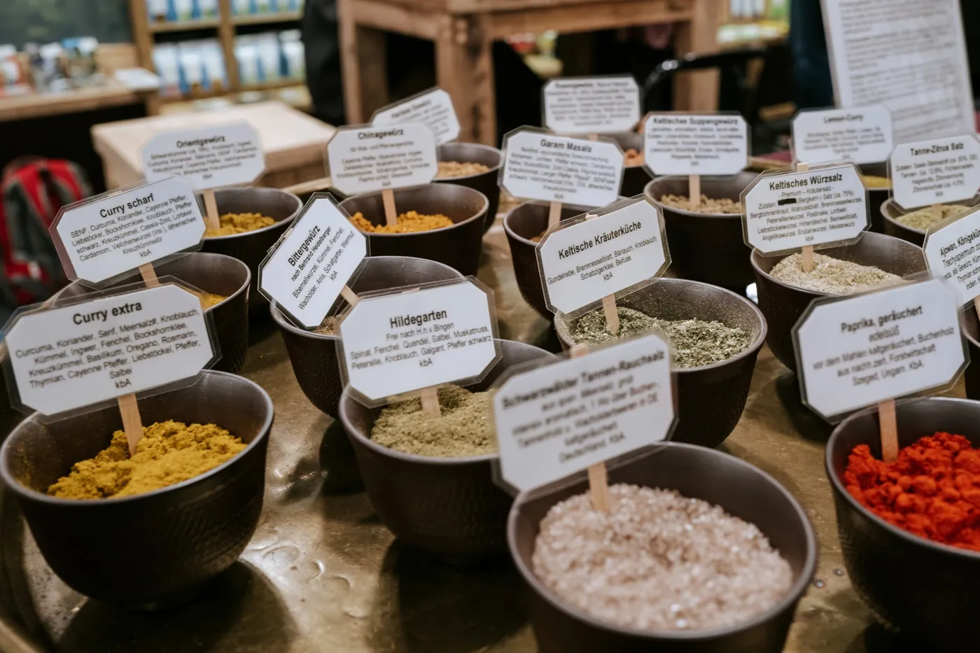 Gewürzschalen mit Schildern an einem Stand der BIOFACH in Nürnberg