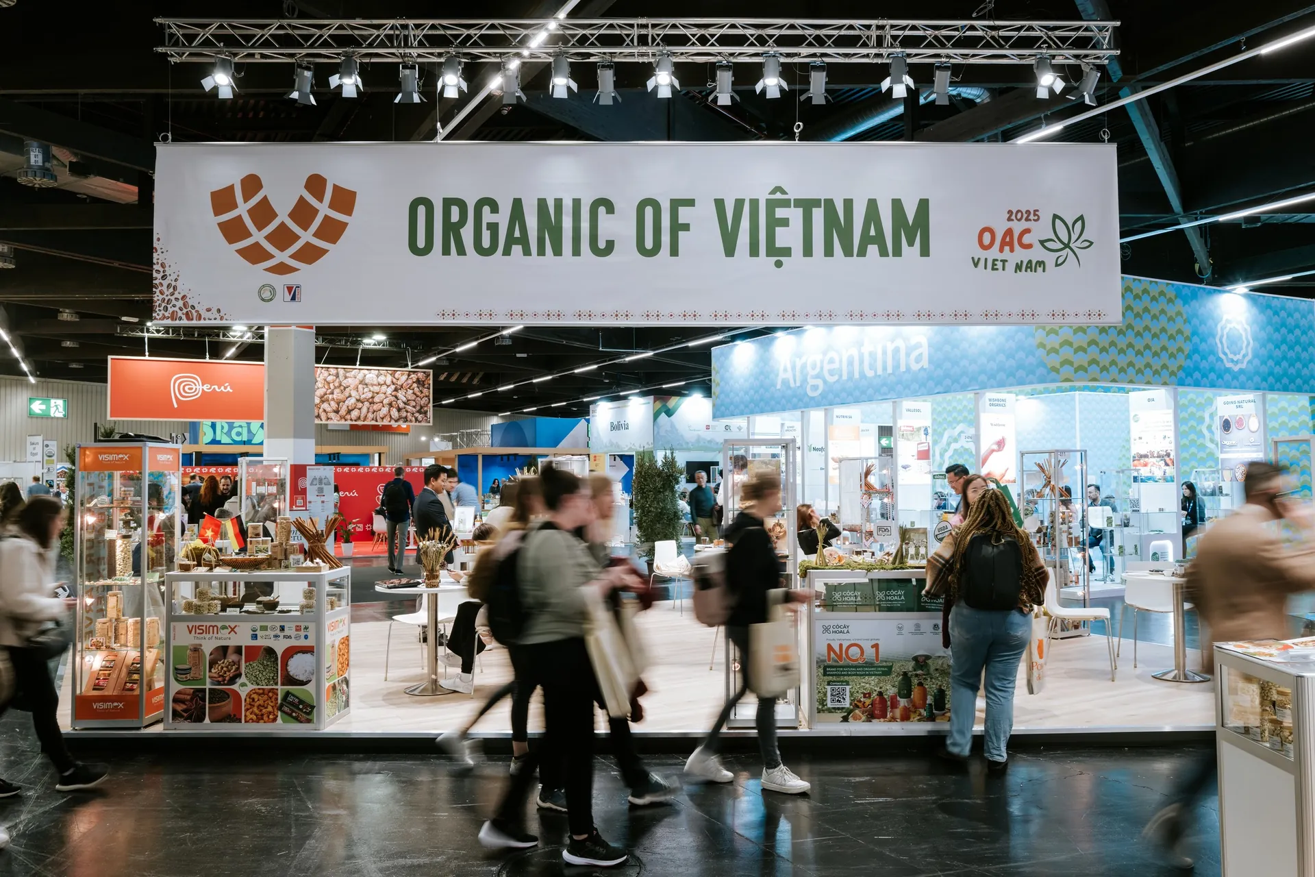 Länderpavillon „Organic of Vietnam“ mit Besuchern auf der BIOFACH in Nürnberg