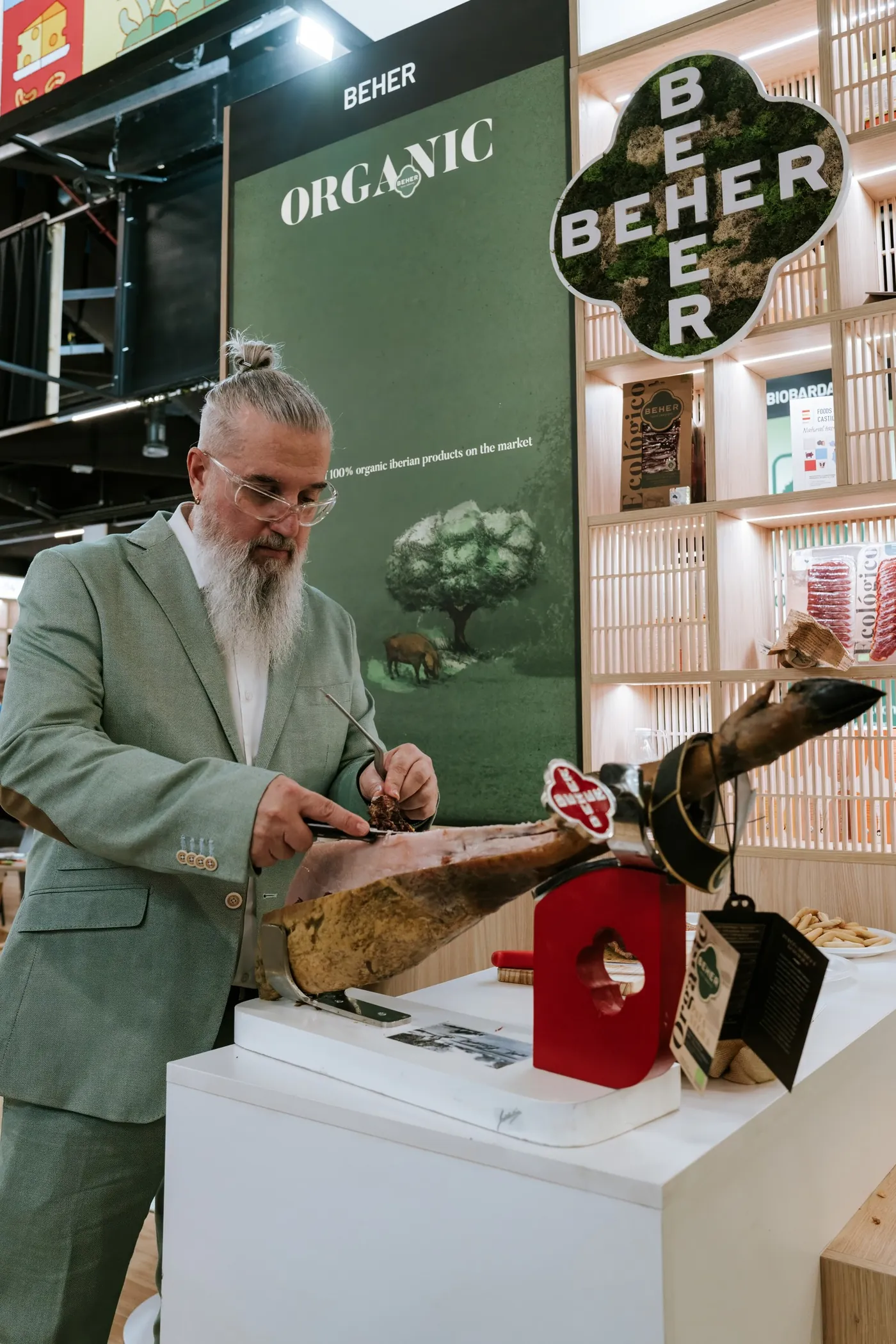 Aussteller schneidet Schinken an seinem Stand auf der BIOFACH in Nürnberg