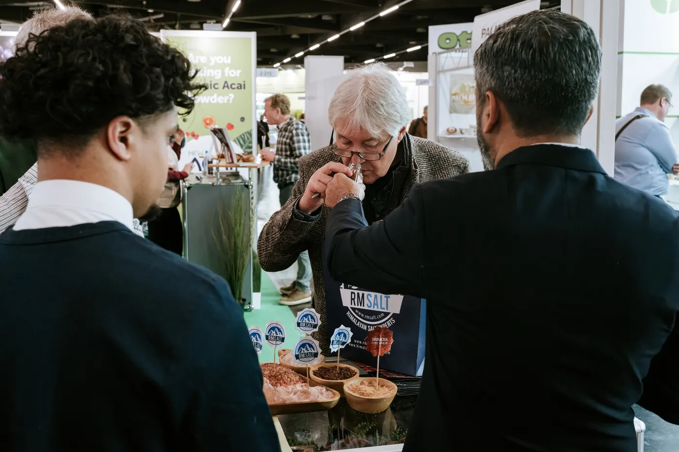 Besucher probieren Produkte im Gespräch an einem Stand der BIOFACH in Nürnberg