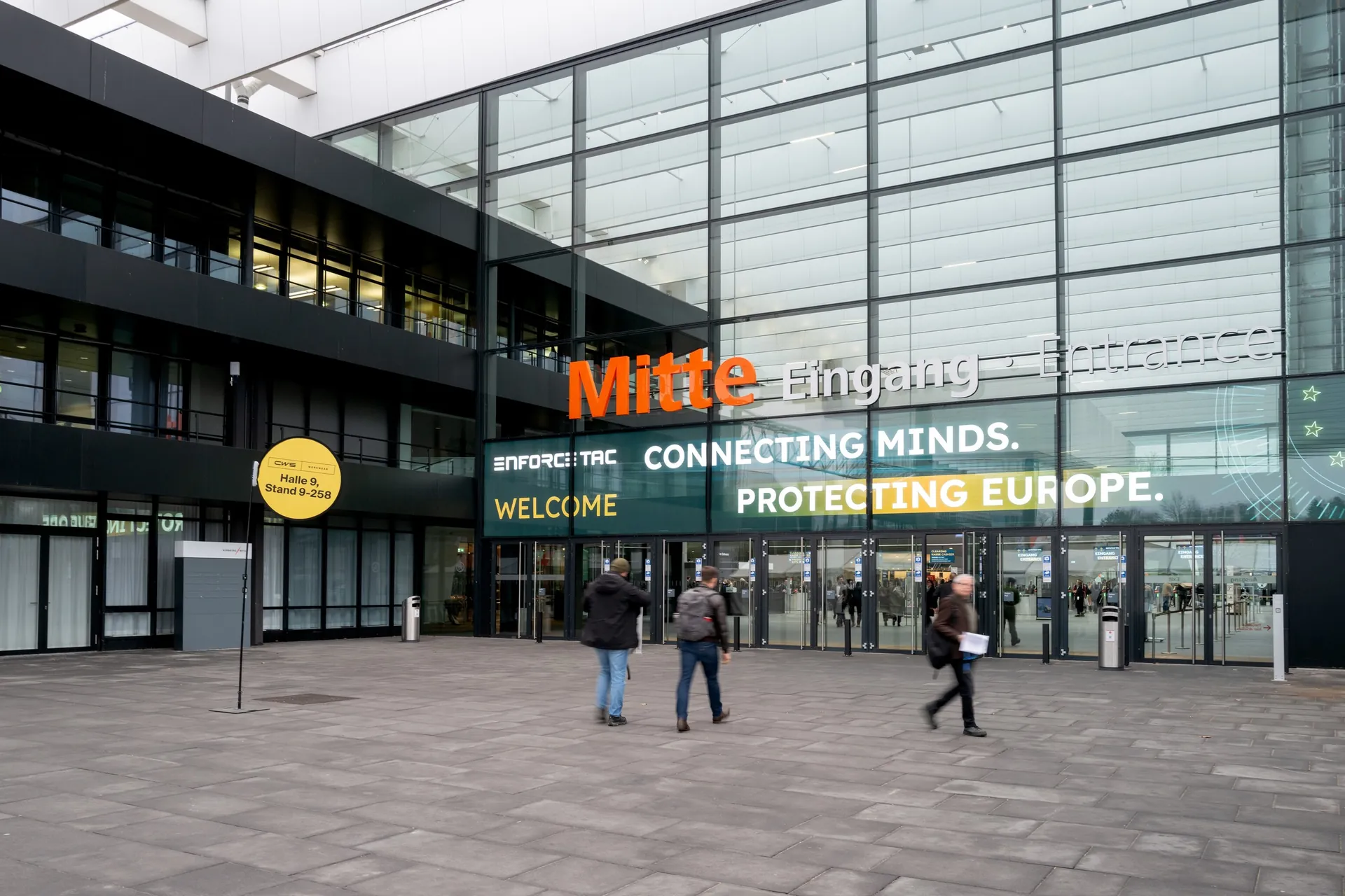 Eingang Messe Mitte des Messezentrums Nürnberg mit Enforce-Tac-Schriftzug und Motto „Connecting minds. Protecting Europe.“