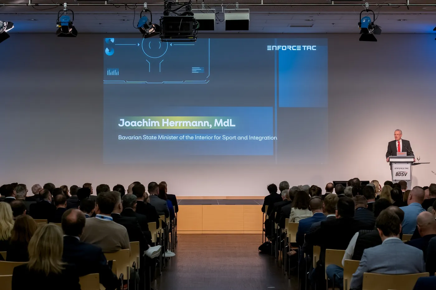 Konferenzsaal der Enforce Tac in Nürnberg mit Redner und vollem Publikum