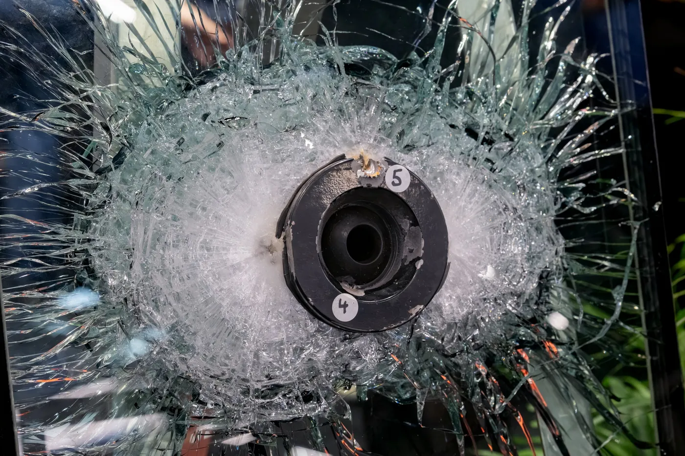 Detailaufnahme von Panzerglas mit Beschussspuren als Exponat auf der Enforce Tac in Nürnberg