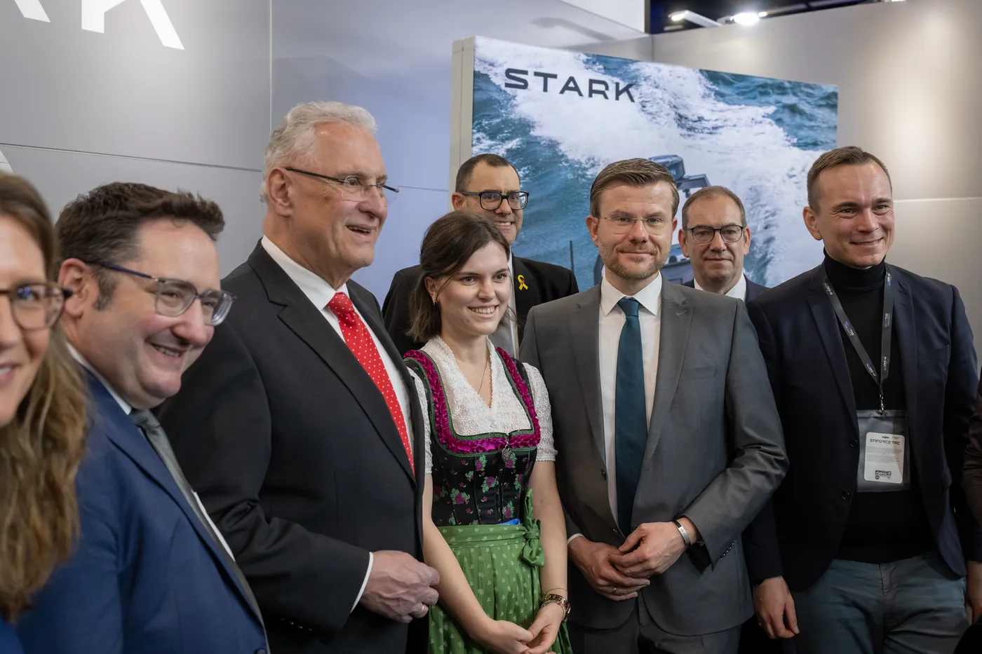 Besuch aus der Politik am Messestand, Gruppenbild mit dem Standteam auf der Enforce Tac in Nürnberg