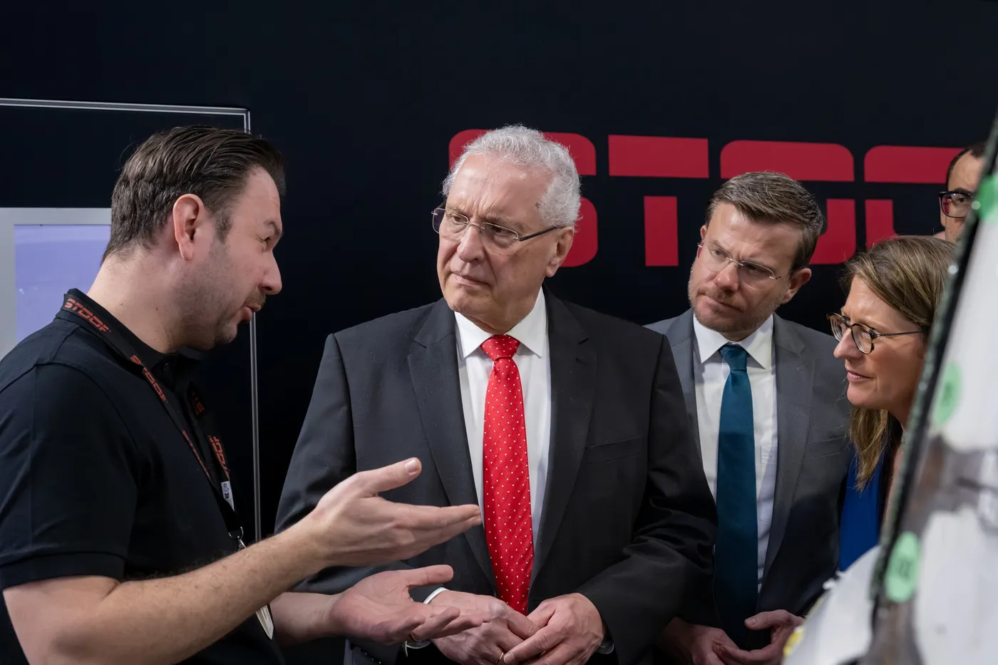 Gespräch mit Besuch aus der Politik an einem Messestand während eines Rundgangs auf der Enforce Tac in Nürnberg