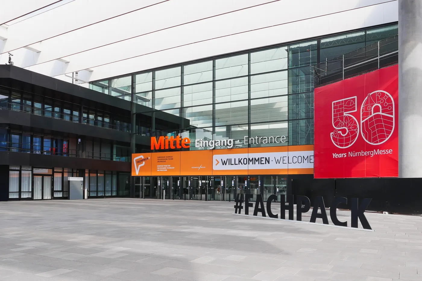 Eingang des Messezentrums Nürnberg mit #FACHPACK-Buchstaben