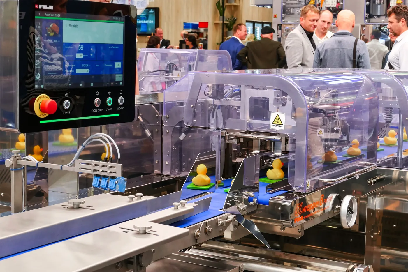 Verpackungsmaschine mit Touchpanel und Fachbesuchern auf der FACHPACK in Nürnberg