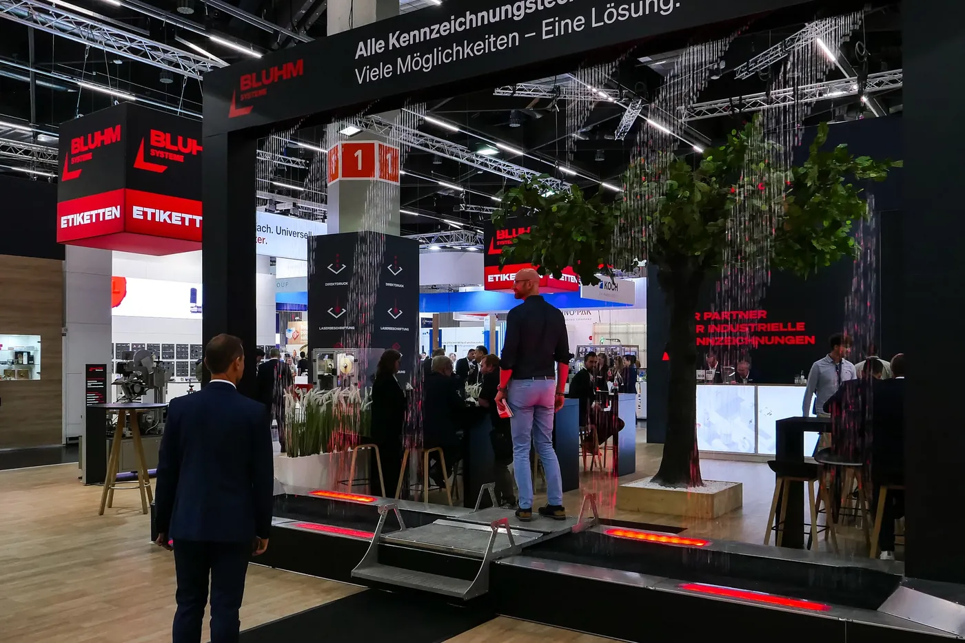 Messestand mit Treppe und Bäumen auf der FACHPACK in Nürnberg