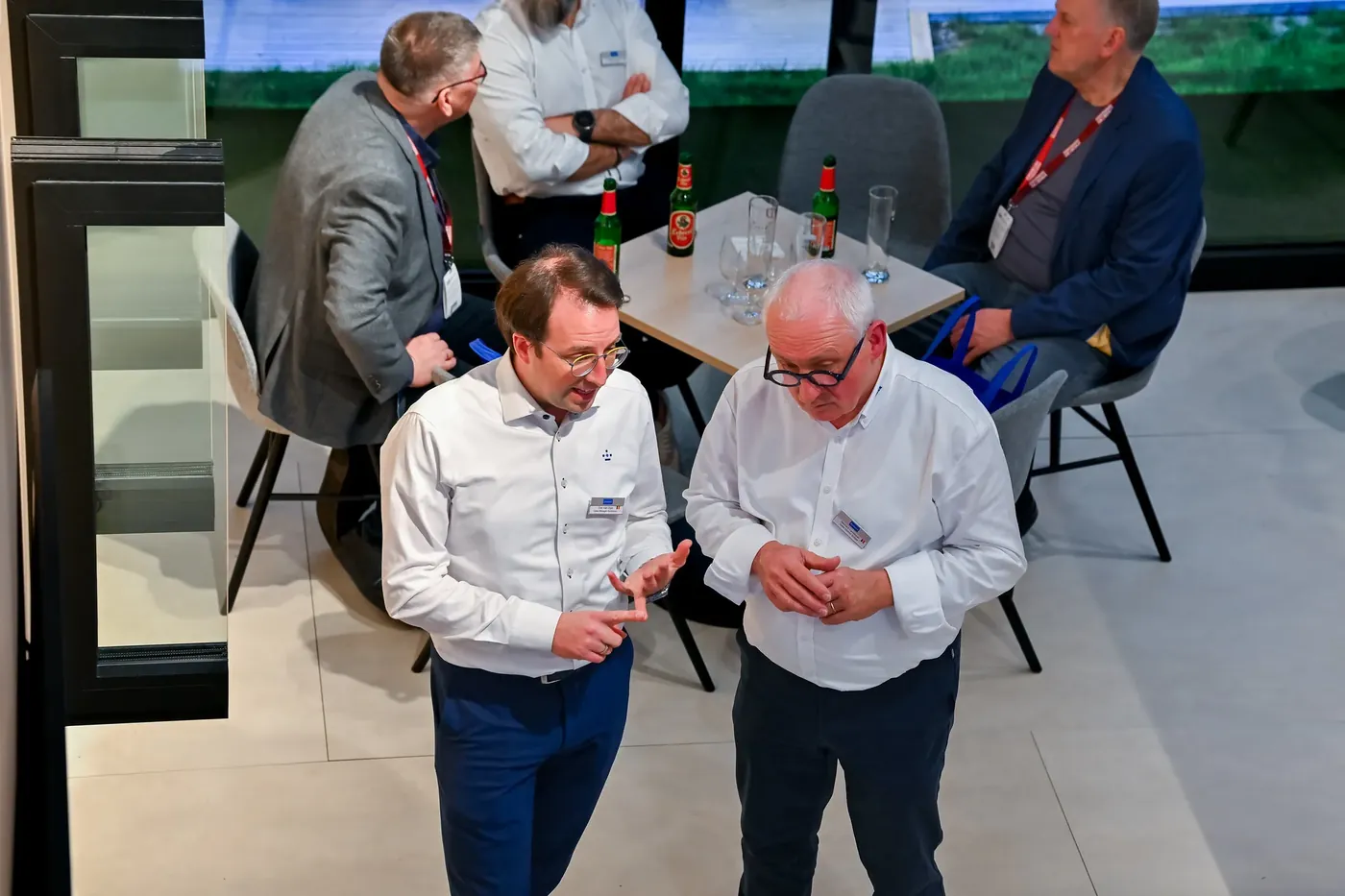 Zwei Herren im Fachgespräch am Messestand