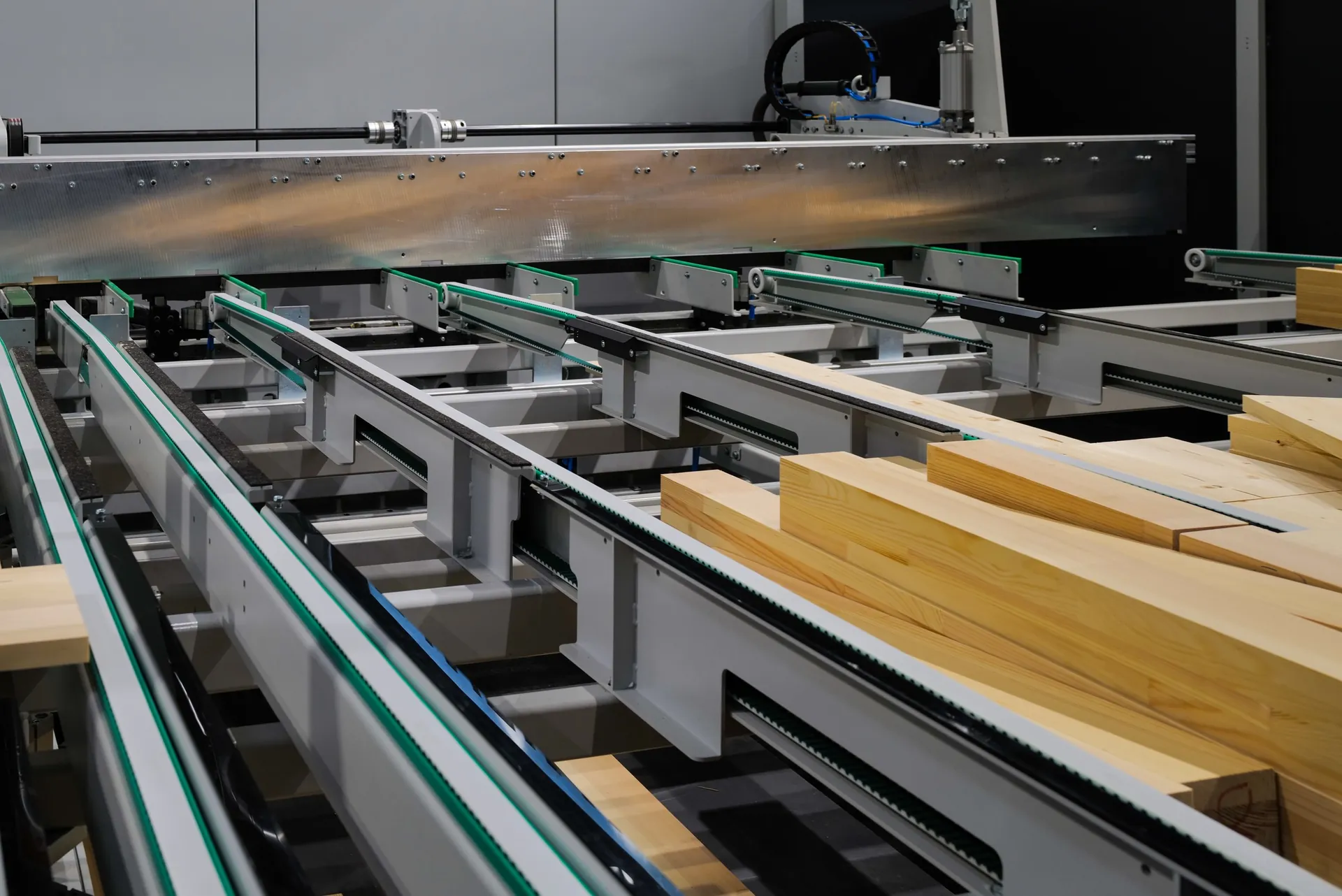 Förderlinie mit Holzbauteilen, Detailaufnahme einer Anlage