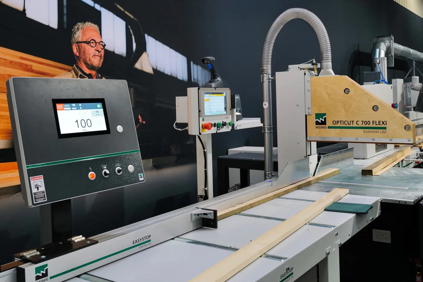 Bearbeitungsmaschine mit Bedienpanel, im Hintergrund ein Aussteller