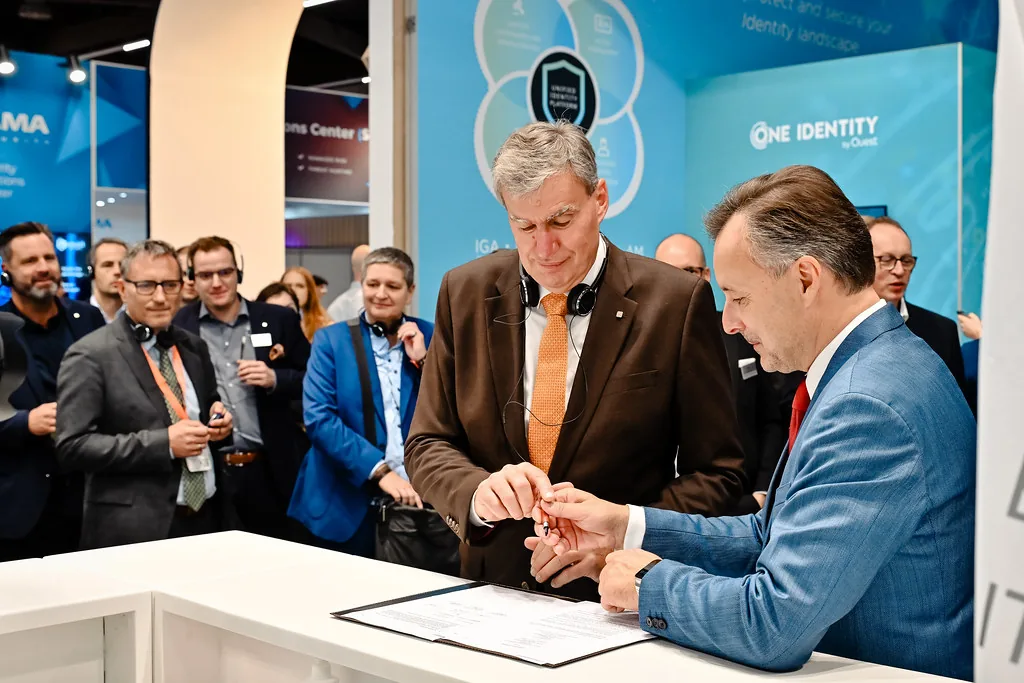 Vertragsunterzeichnung am Stand