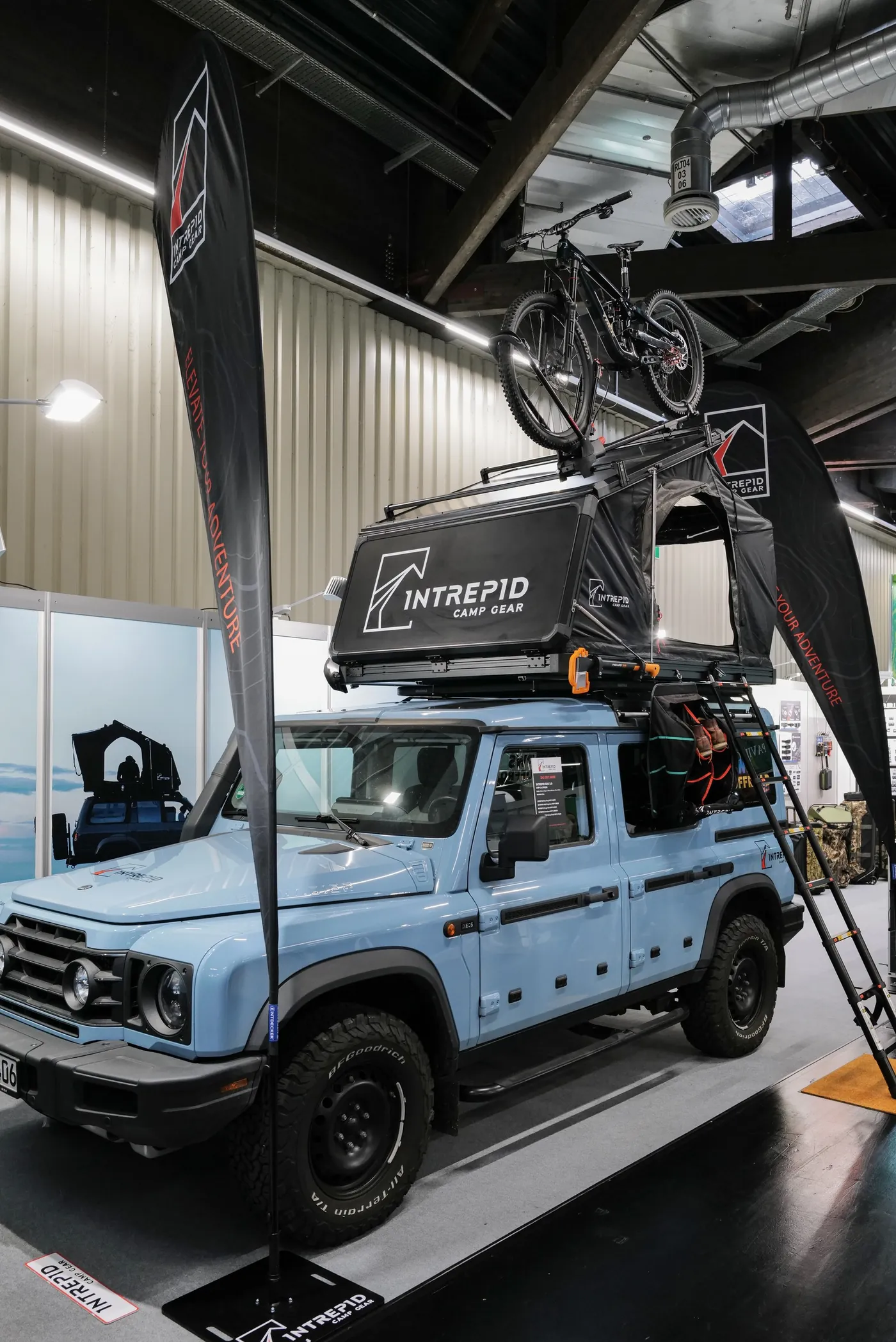 Expeditionsfahrzeug als Exponat an einem Stand der IWA OutdoorClassics in Nürnberg