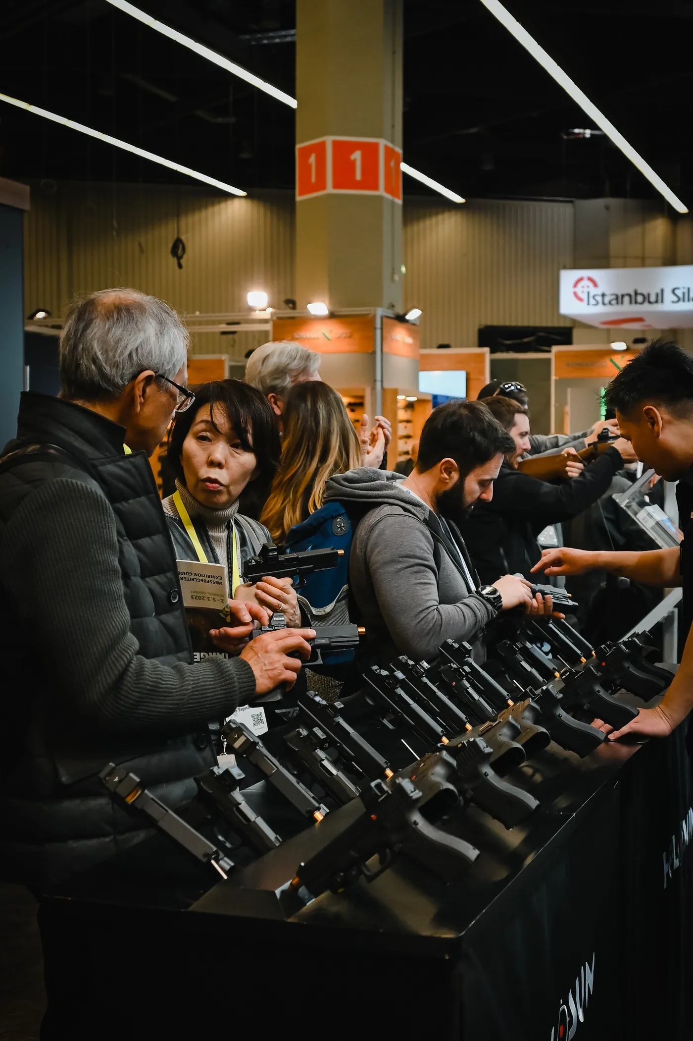 Fachbesucher begutachten Exponate an einem Stand der IWA OutdoorClassics in Nürnberg
