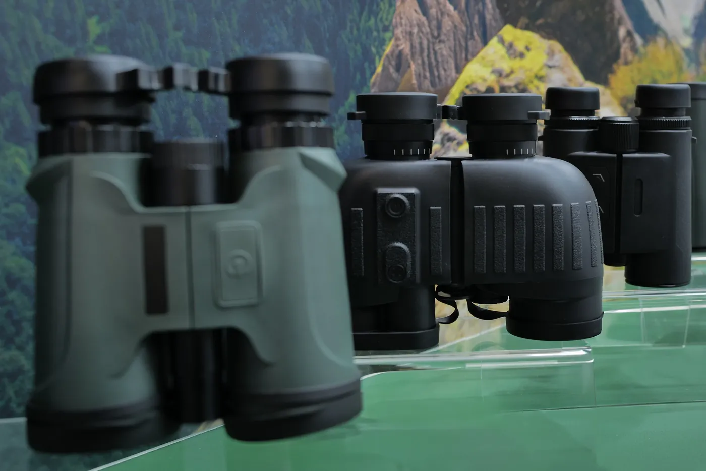 Ferngläser als Exponat, Produktdetail auf der IWA OutdoorClassics in Nürnberg