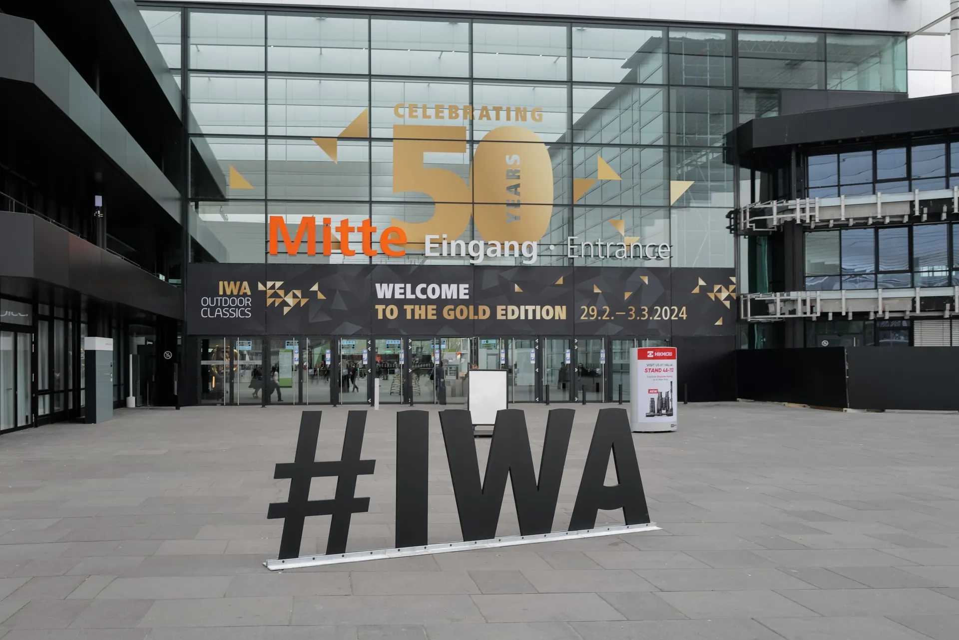 Große #IWA-Buchstaben vor dem Eingang Mitte des Messezentrums Nürnberg zur IWA OutdoorClassics
