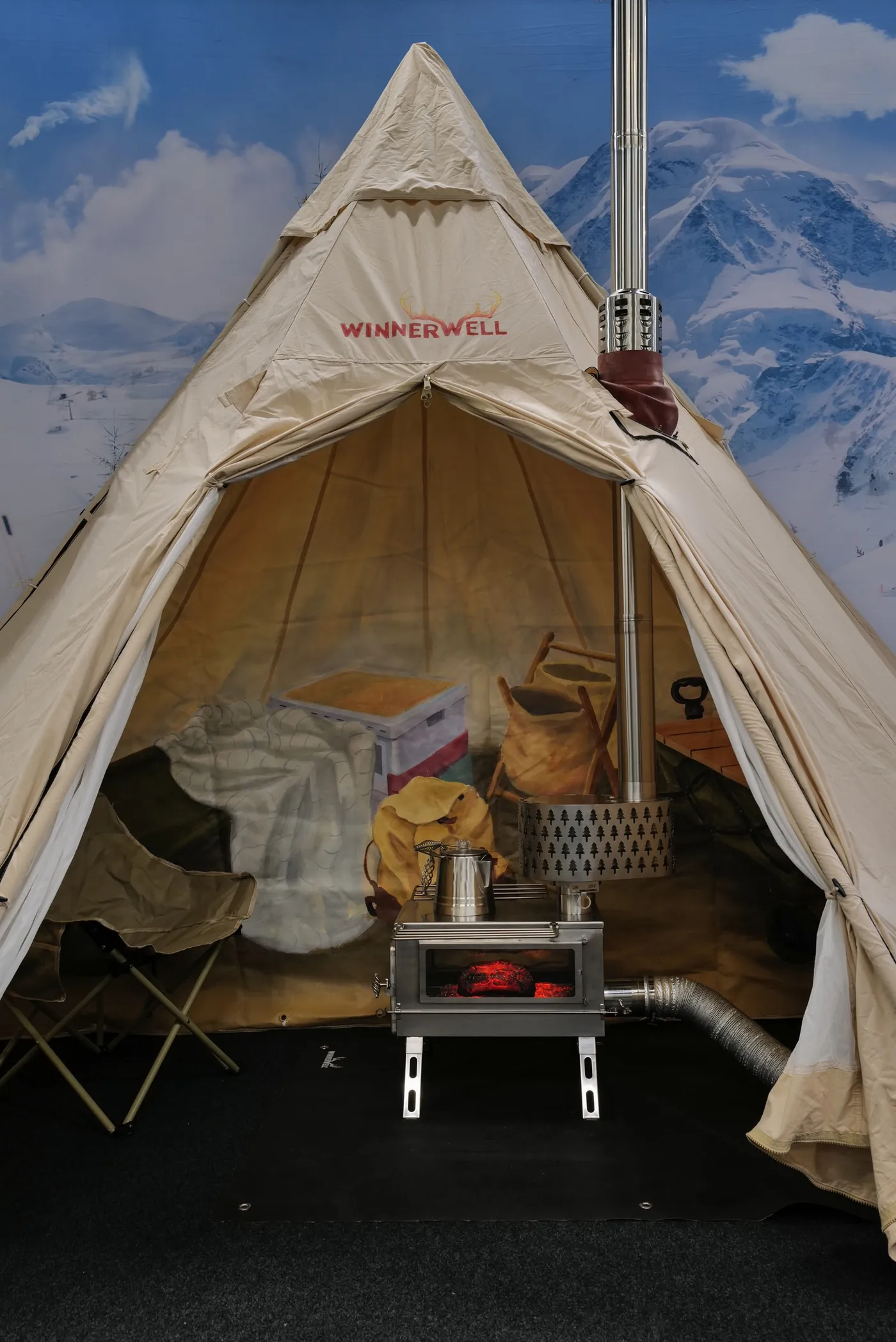 Zelt als Exponat an einem Stand der IWA OutdoorClassics in Nürnberg