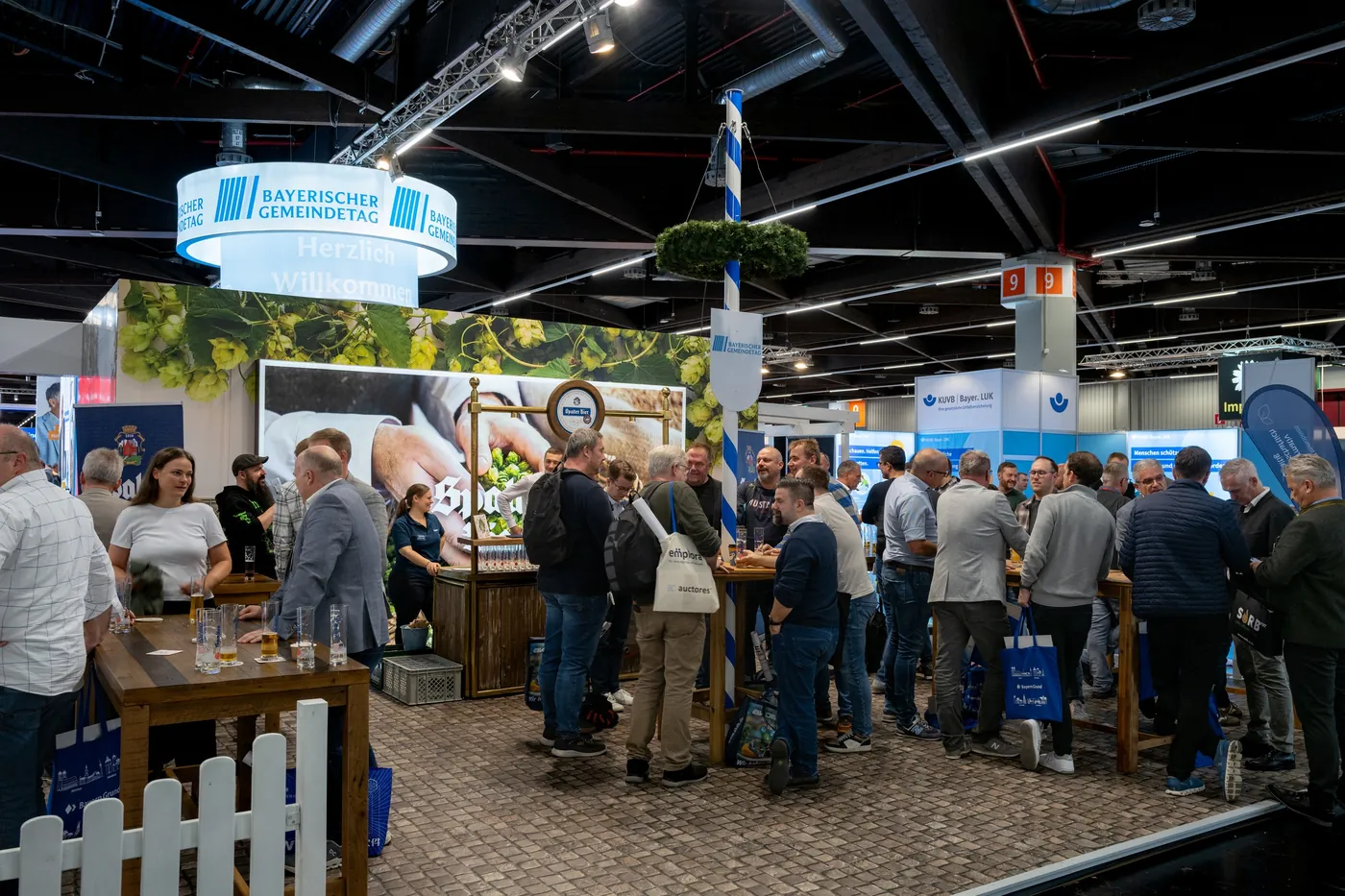 Messestand mit Biergarten-Zaun und vielen Besuchern auf der KOMMUNALE in Nürnberg