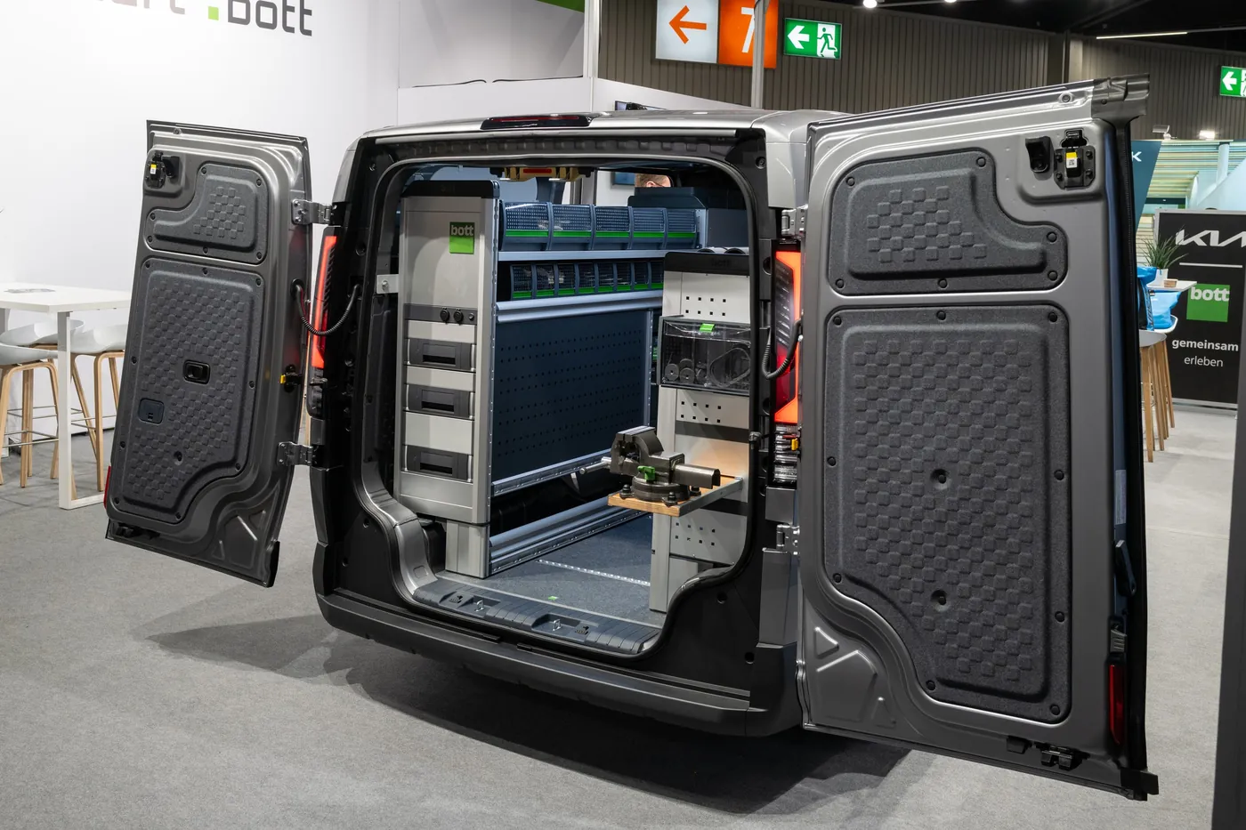 Transporter mit Regalausbau und offenen Hecktüren als Exponat auf der KOMMUNALE in Nürnberg
